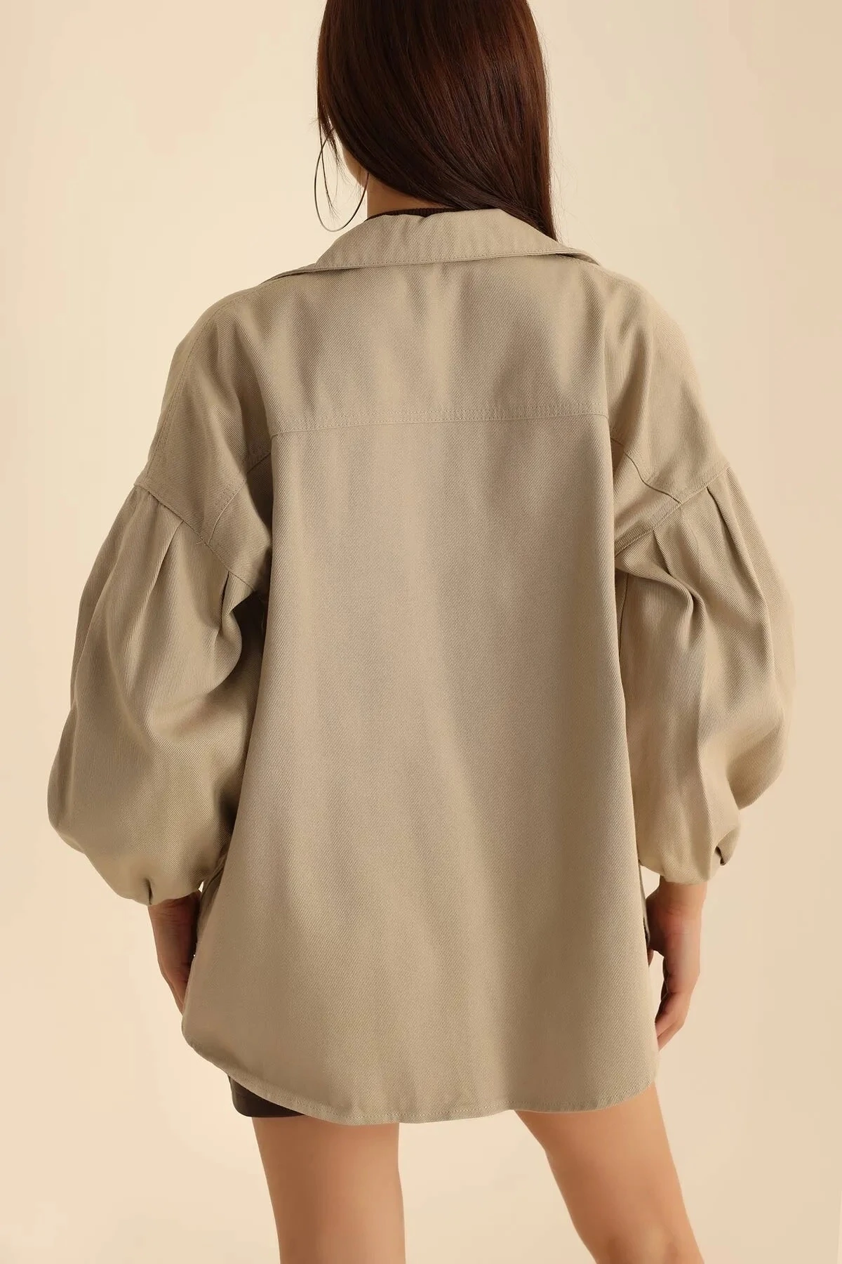 Kadın Vizon Oversize Gabardin Metal Düğmeli Bilekten lastikli Ceket HZL23W-BD106841