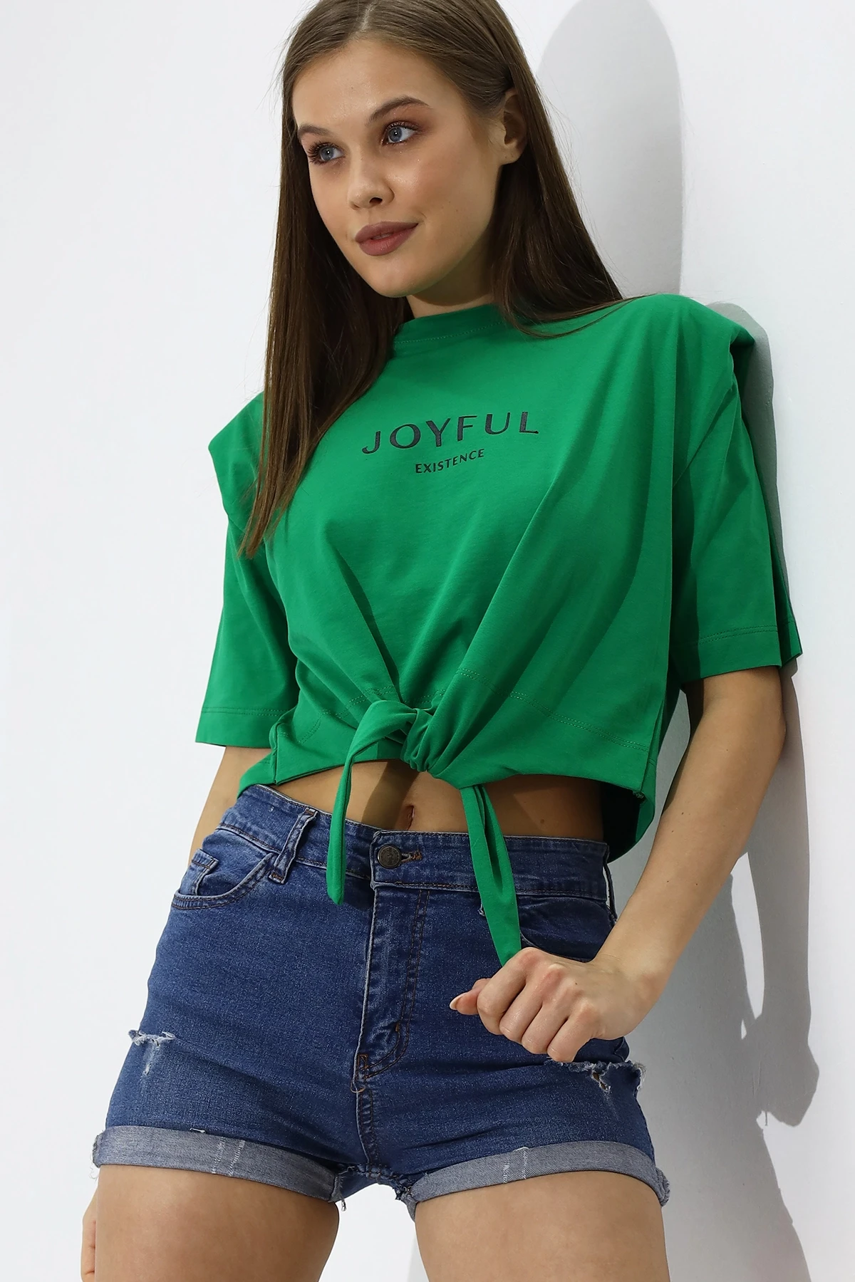 Kadın Yeşil Yazı Baskılı Oversize Vatkalı  Bel Detay Örme T-Shirt  HZL23S-DSB120231