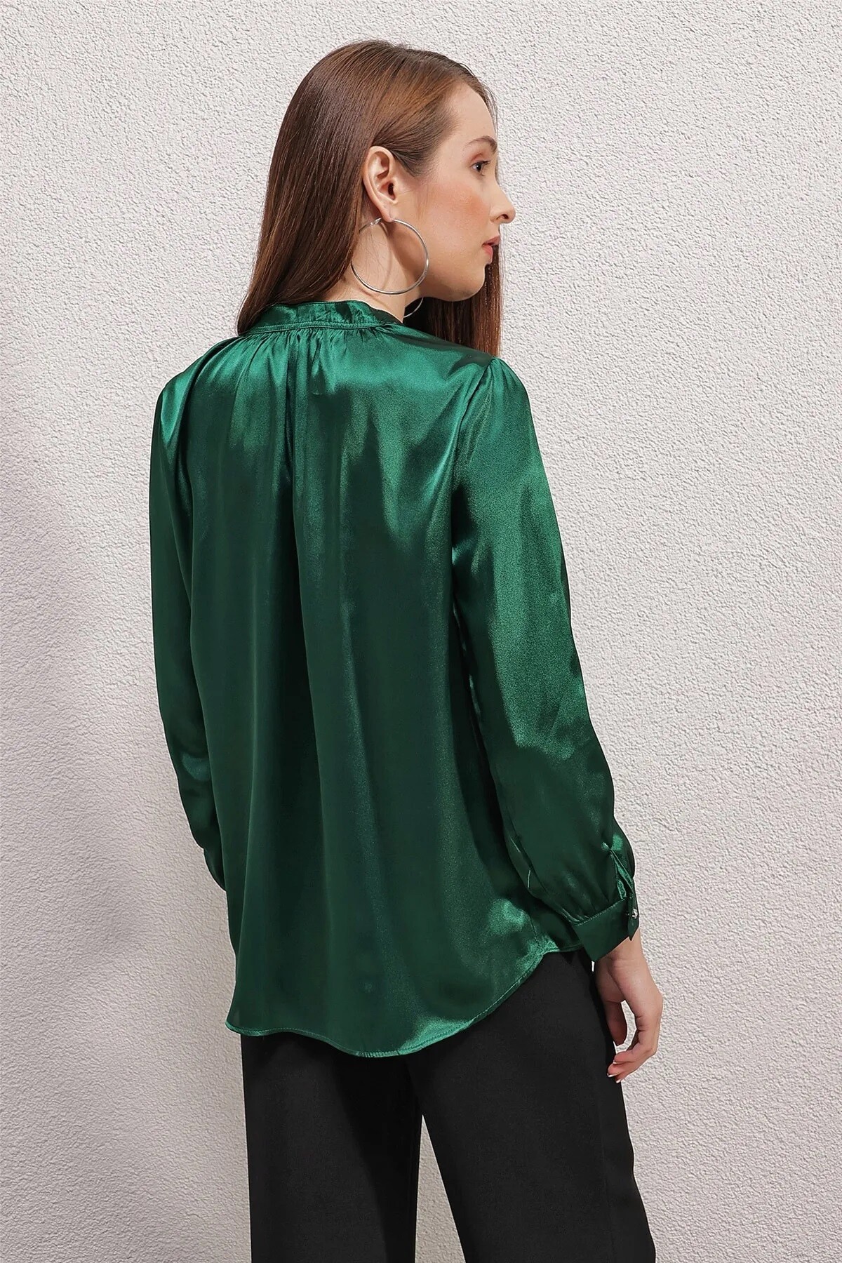 Kadın Zümrüt Yeşili Hakim Yaka Düğmeli Dökümlü Uzun Kollu Saten Bluz HZL23S-BD104471