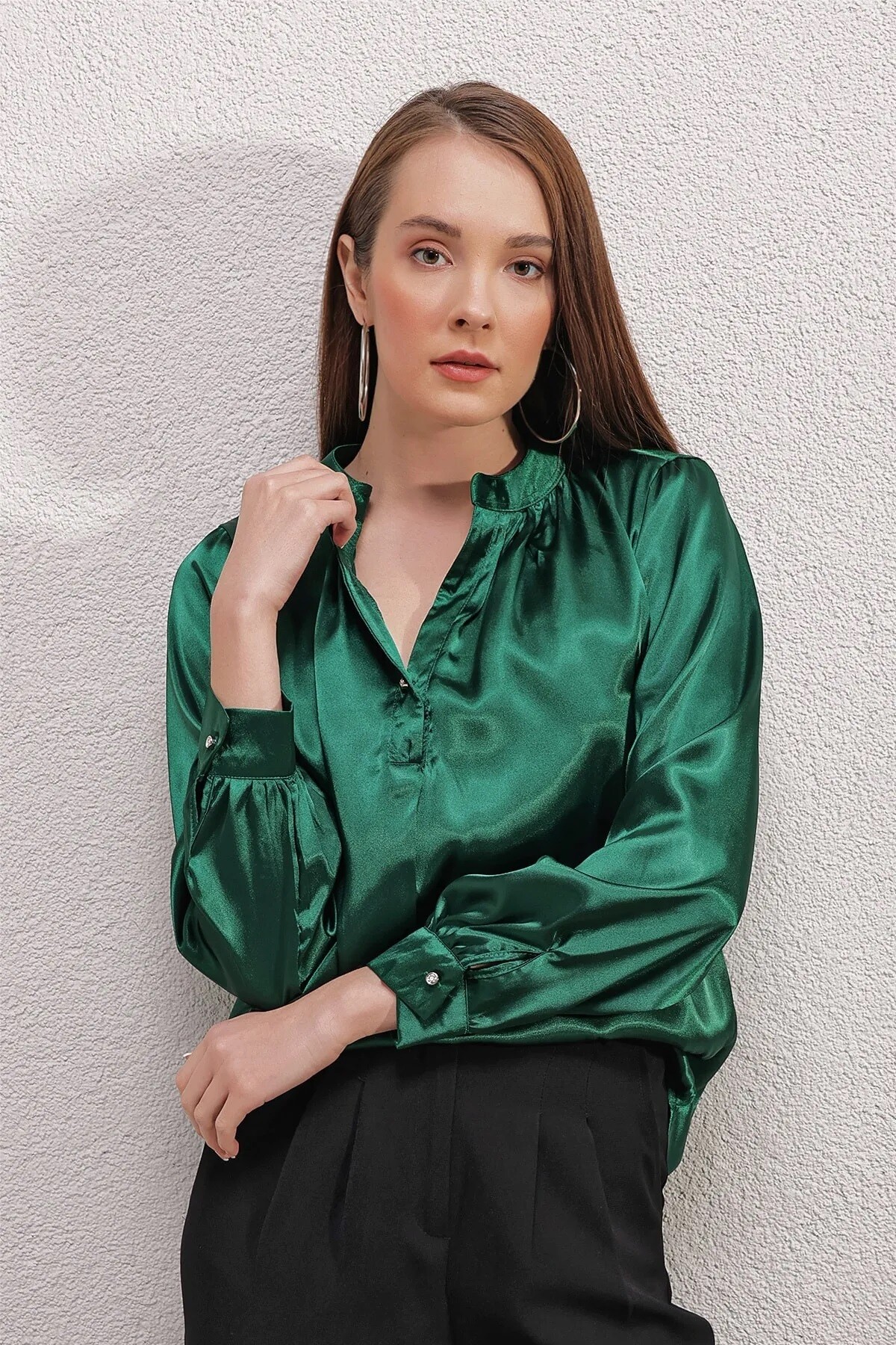 Kadın Zümrüt Yeşili Hakim Yaka Düğmeli Dökümlü Uzun Kollu Saten Bluz HZL23S-BD104471