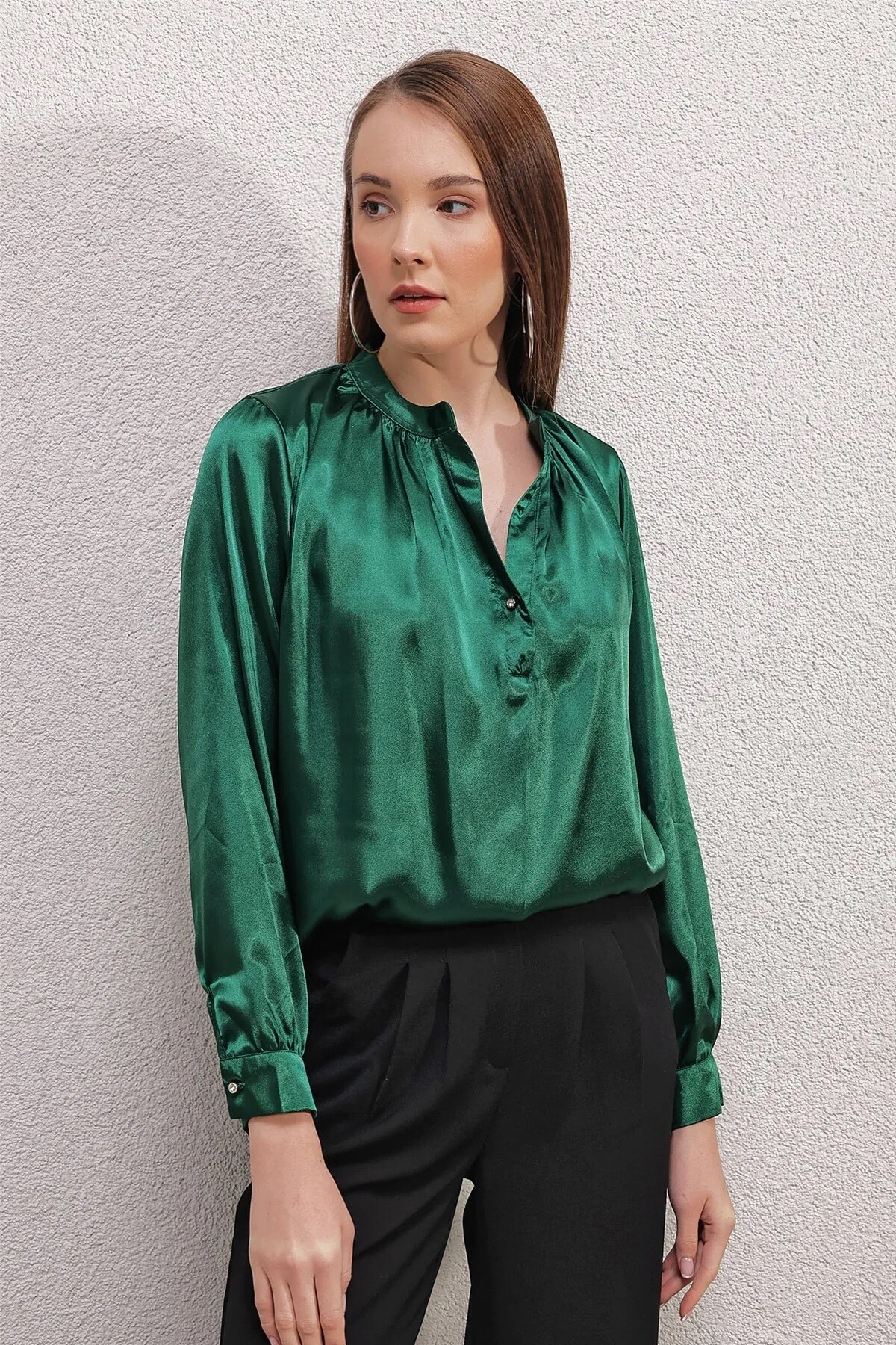 Kadın Zümrüt Yeşili Hakim Yaka Düğmeli Dökümlü Uzun Kollu Saten Bluz HZL23S-BD104471