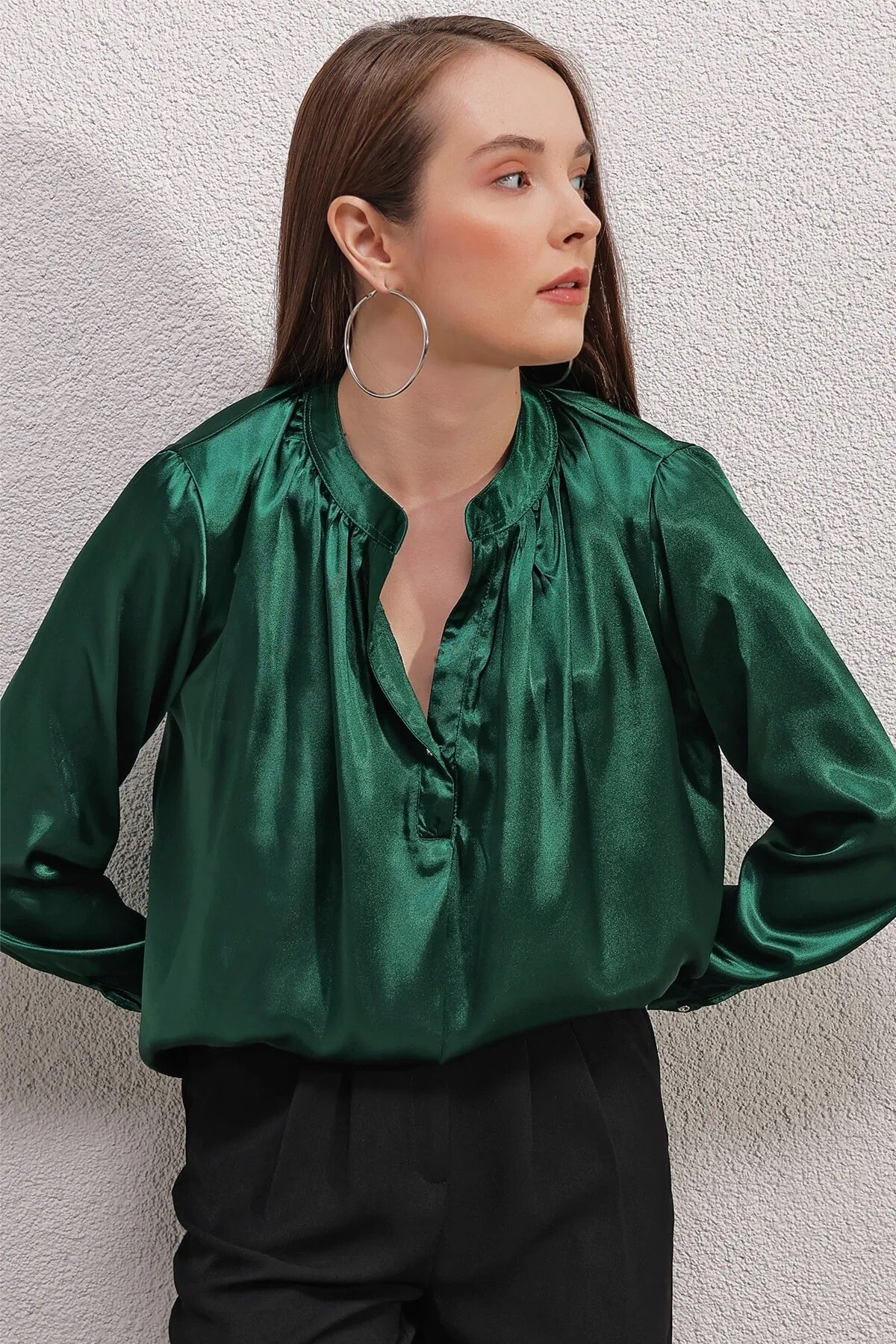 Kadın Zümrüt Yeşili Hakim Yaka Düğmeli Dökümlü Uzun Kollu Saten Bluz HZL23S-BD104471