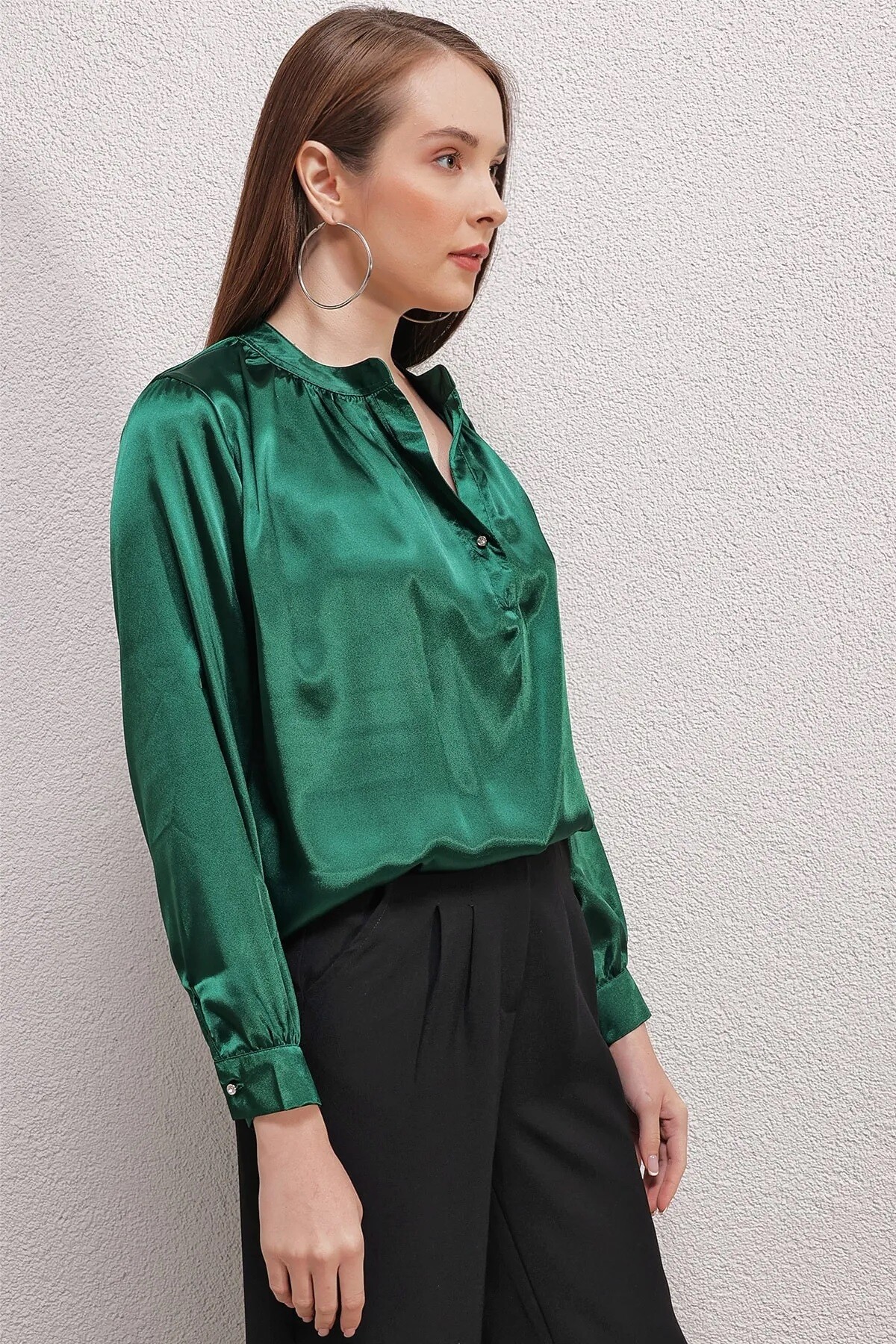 Kadın Zümrüt Yeşili Hakim Yaka Düğmeli Dökümlü Uzun Kollu Saten Bluz HZL23S-BD104471