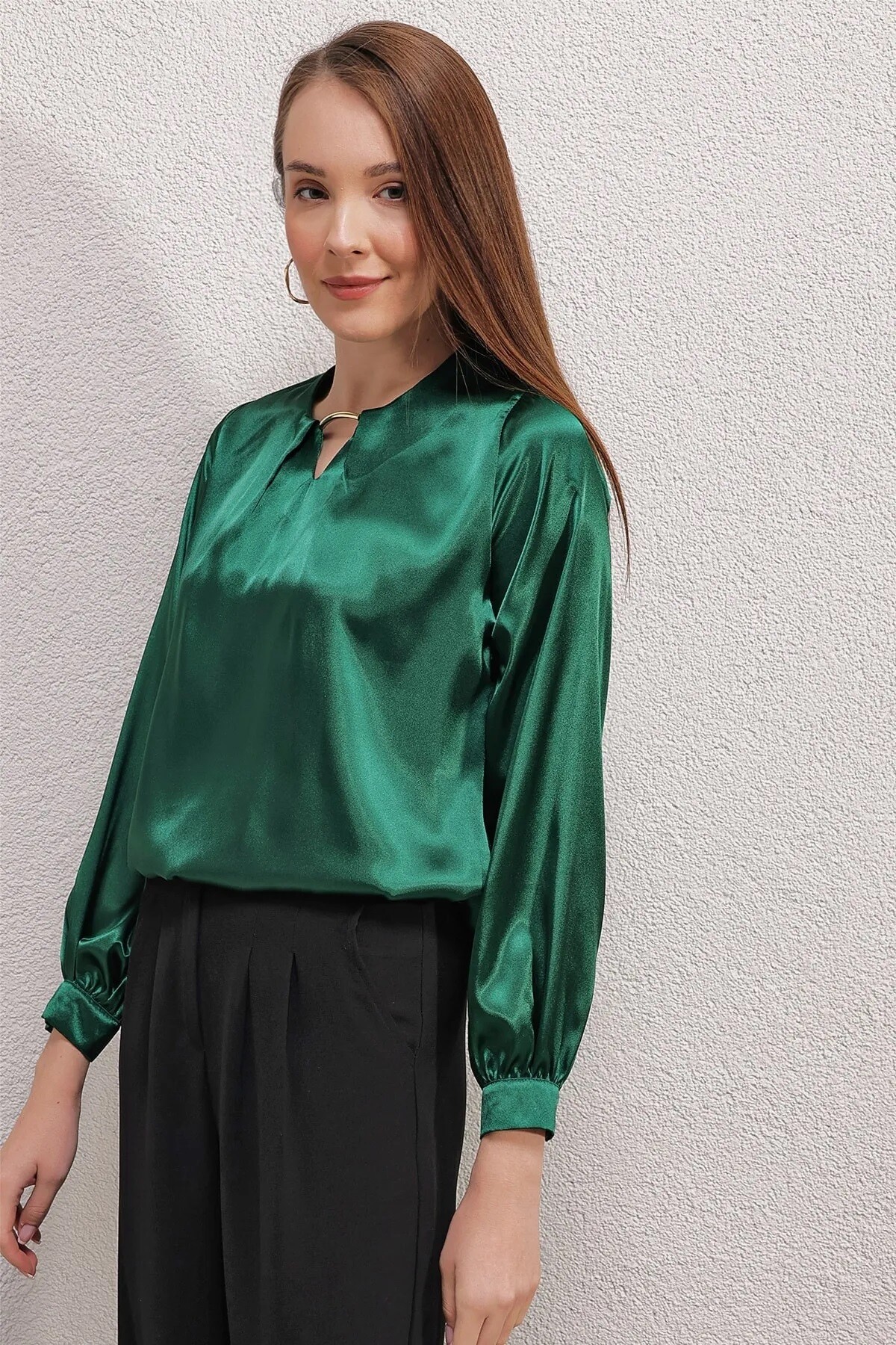 Kadın Zümrüt Yeşili Yaka Detaylı Dökümlü Uzun Kollu Bluz HZL23S-BD104481