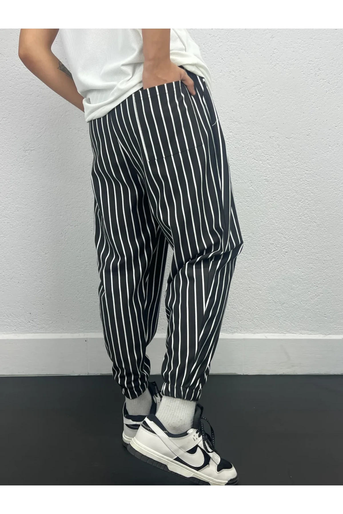 Erkek Siyah Beyaz Çizgili Beli ve Paçası Lastikli Bol Kesim Jogger Eşofman Altı HZL24S-MXC8989-189