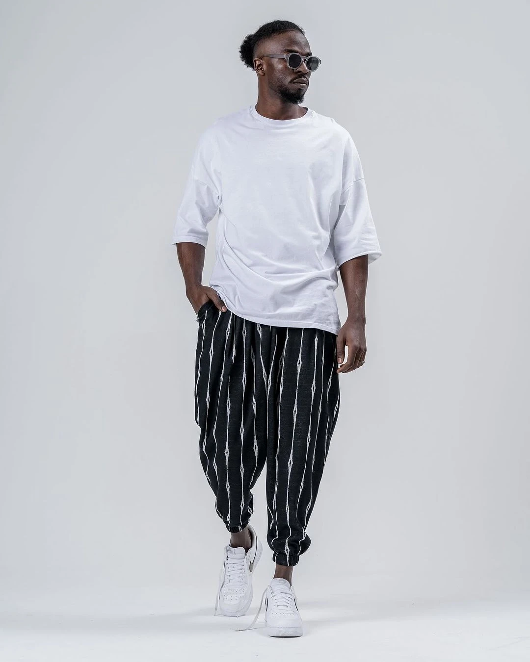 Erkek Siyah Çizgi Desenli Beli ve Paçası Lastikli Bol Kesim Jogger Eşofman Altı HZL24S-MXC8989-154