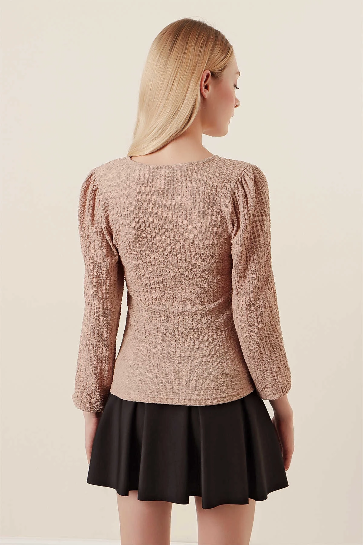 Kadın Bej Balon Kol Dokulu Kare Yaka Trend Örme Bluz HZL23W-BD104421