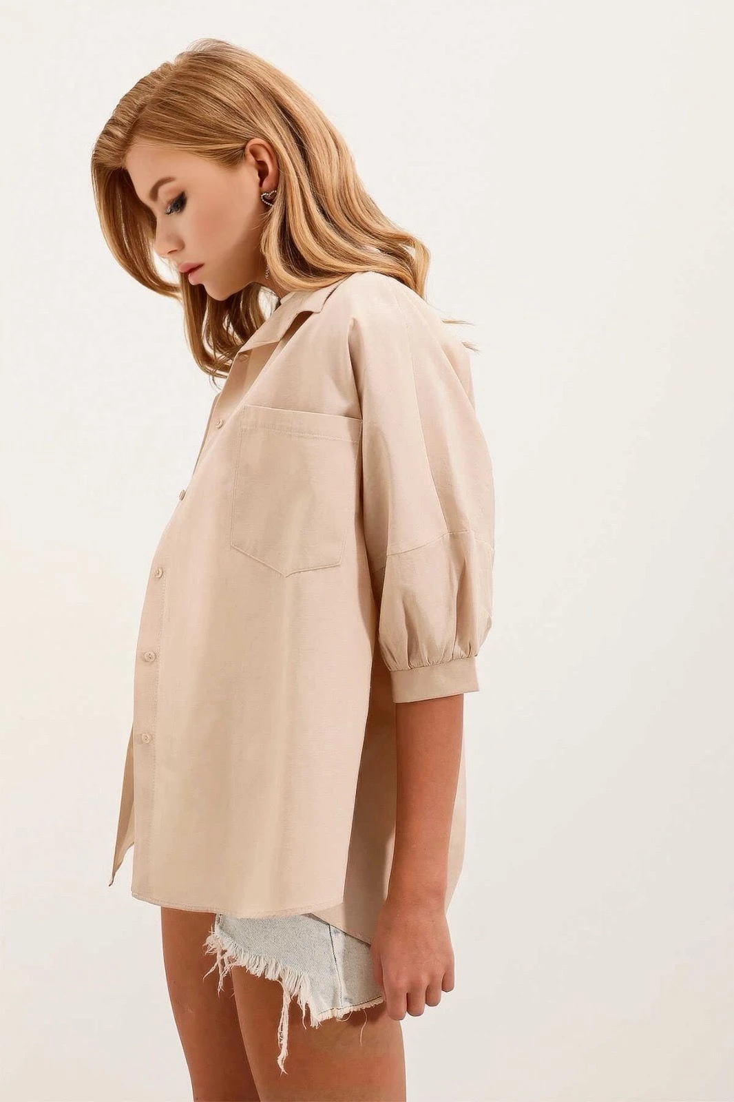 Kadın Bej Geniş Kalıp Cepli Kısa Kol Basic Gömlek HZL24W-BD1202131