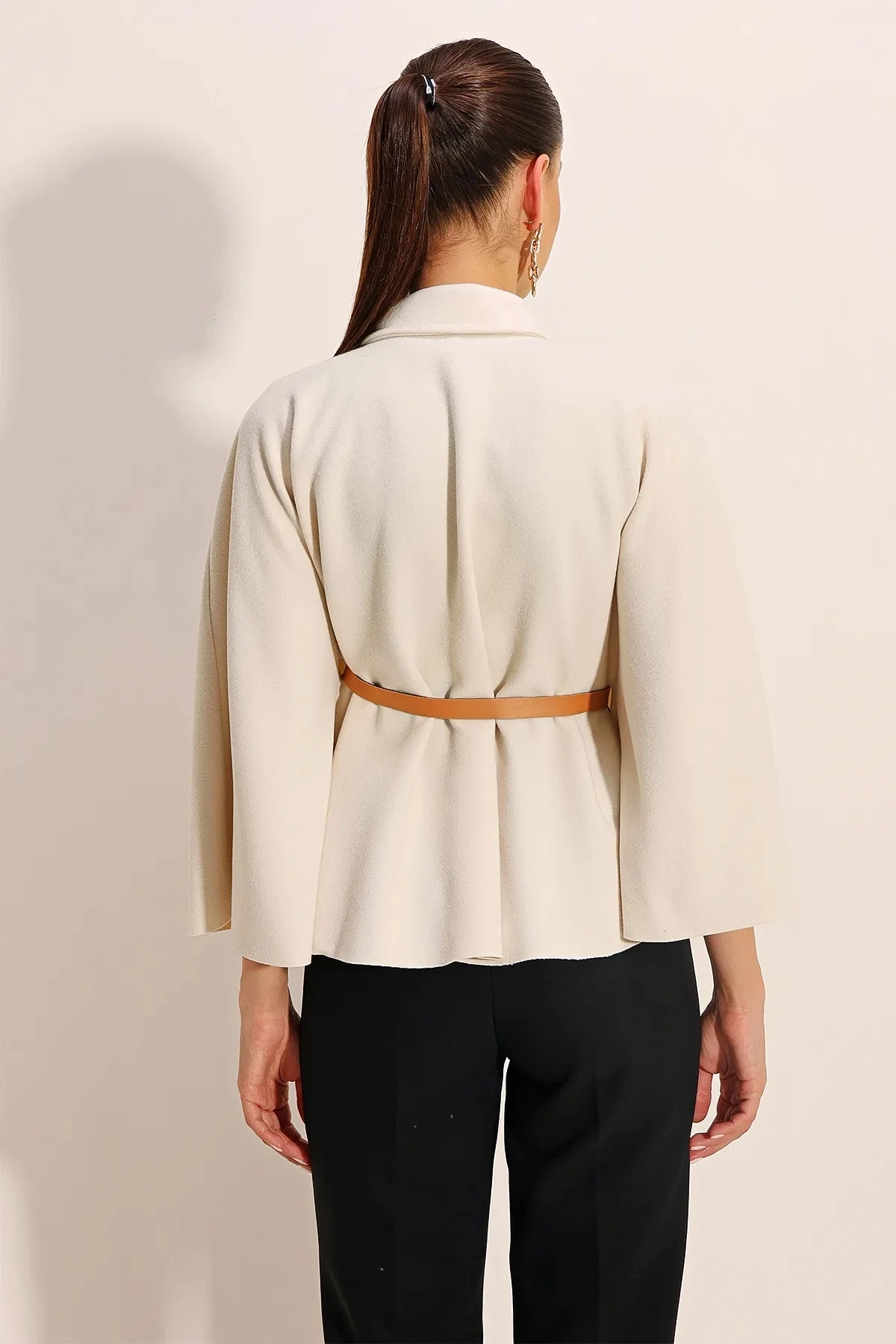 Kadın Bej Hakim Yaka Kemer Detaylı Kaşe Panço  HZL24W-BD191341