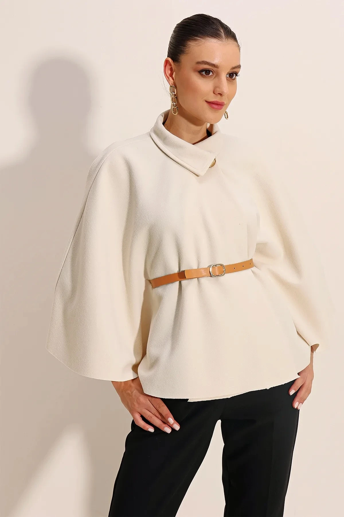 Kadın Bej Hakim Yaka Kemer Detaylı Kaşe Panço  HZL24W-BD191341