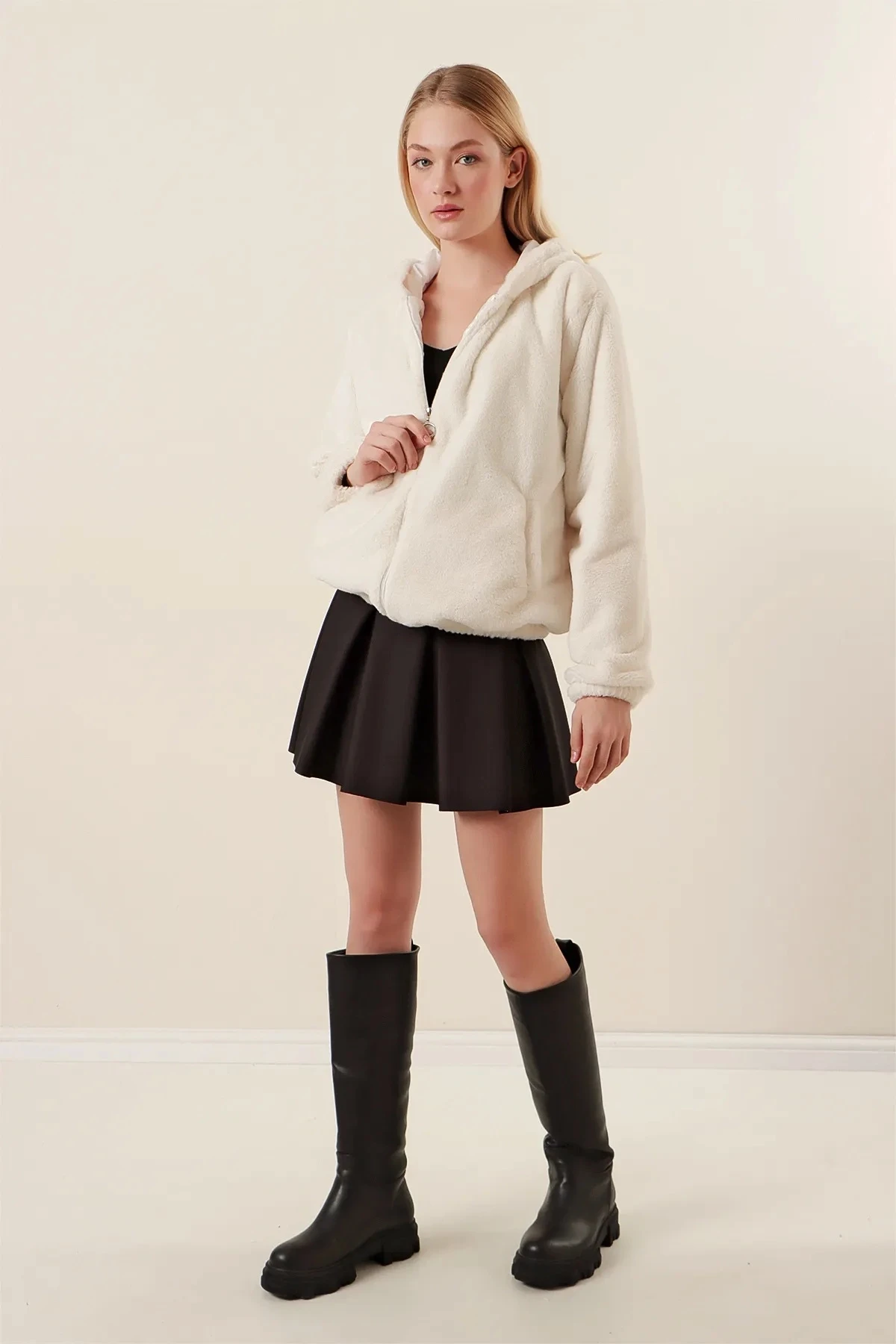 Kadın Beyaz Bileği ve Beli Lastikli Fermuarlı Kapüşonlu Dışı Kürklü İçi Astarlı Mont HZL24W-BD151501