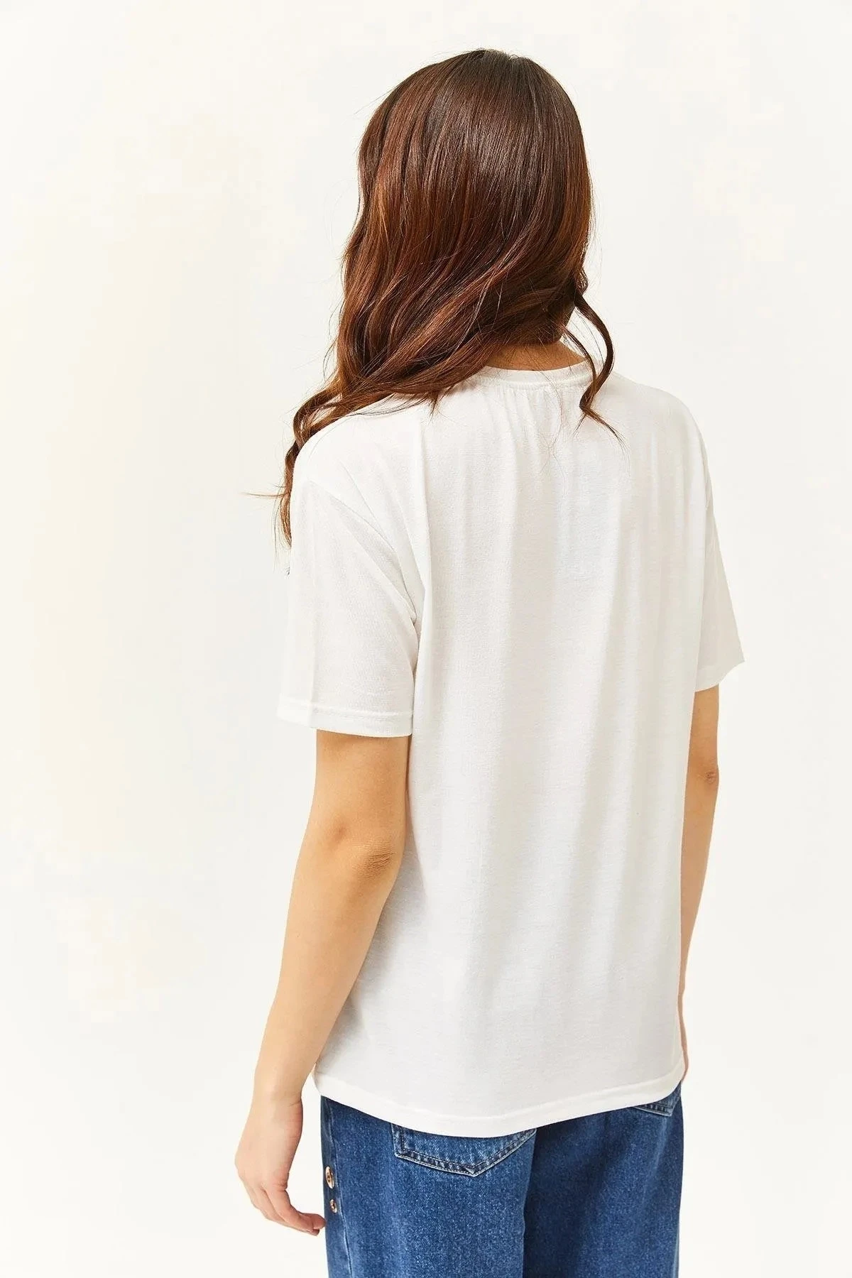 Kadın Beyaz Bisiklet Yaka Göz Baskılı Varak Detaylı T-Shirt HZL24S-DSB120251