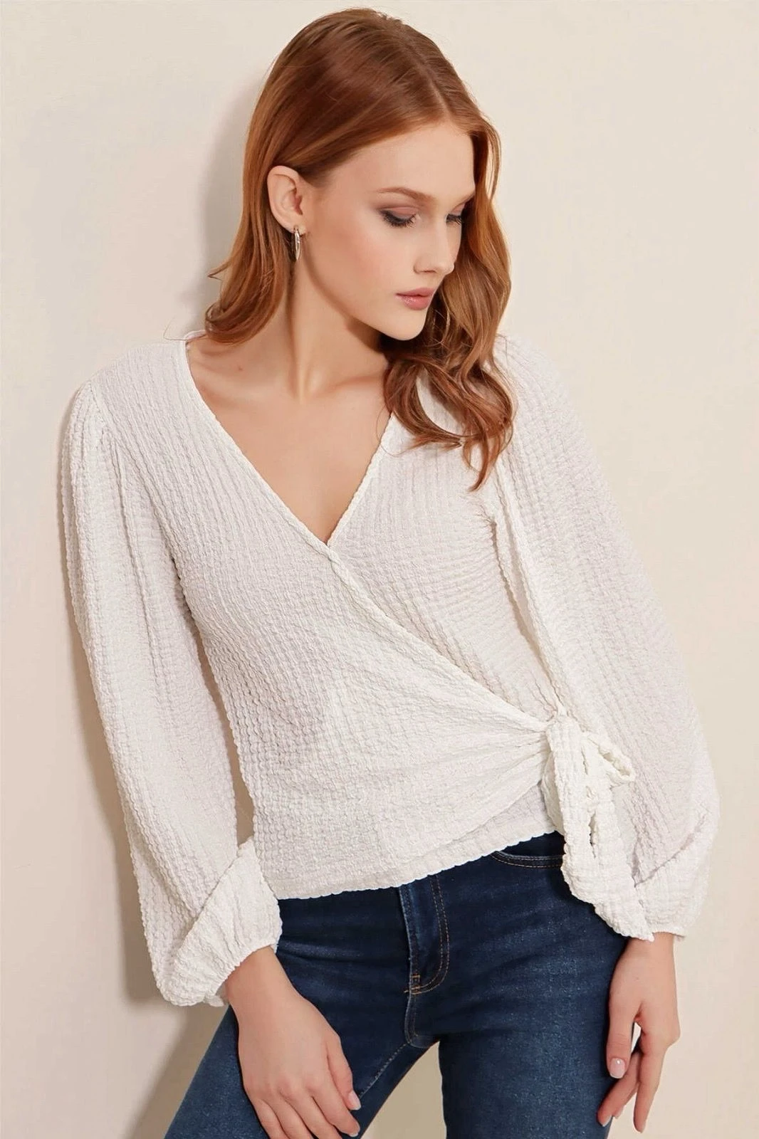 Kadın Beyaz Dokulu Anvelop Yaka Kuşaklı Trend Rahat Örme Bluz HZL23W-BD104411