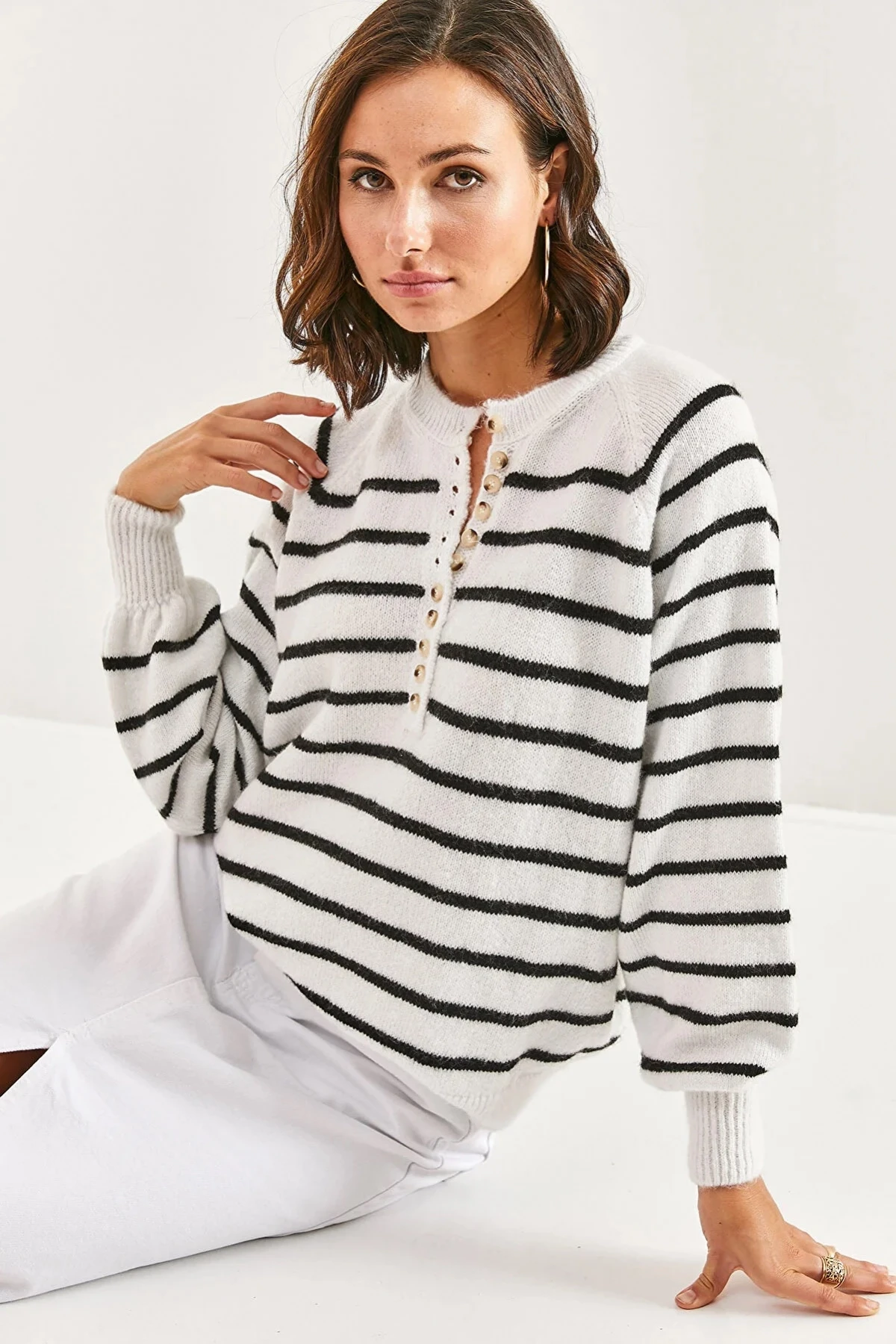Kadın Beyaz Hafif Balon Kol Çizgili Düğmeli Yaka Triko Kazak HZL23W-BD1101491
