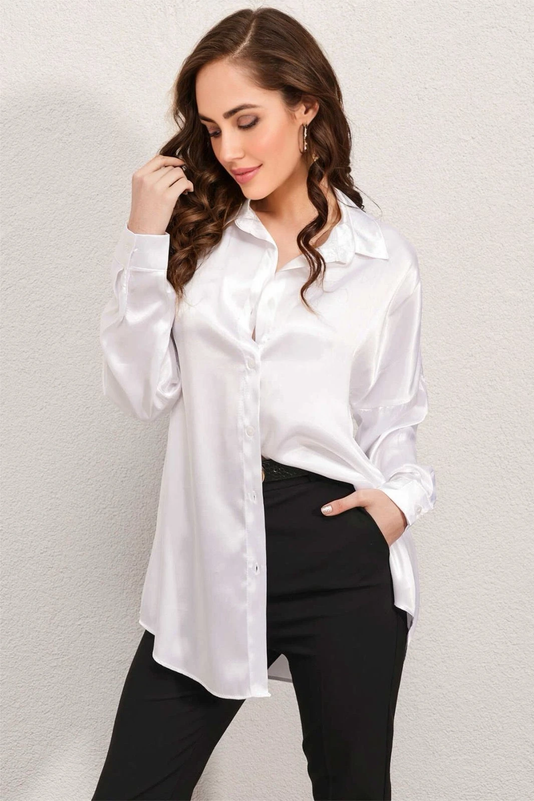 Kadın Beyaz Oversize Dökümlü Saten Yüzeyli Gömlek HZL23S-BD139851