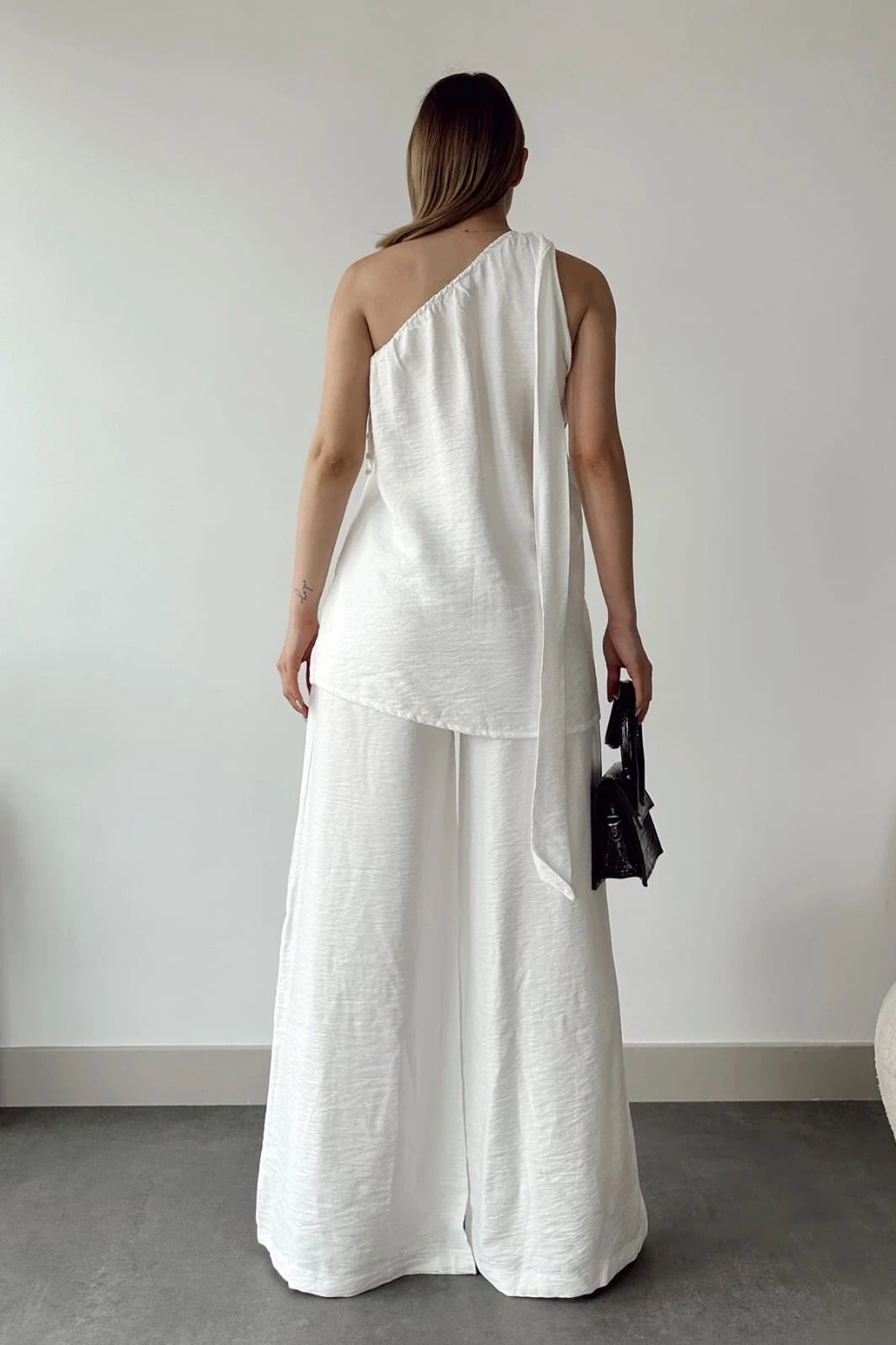 Kadın Beyaz Tek Omuz Detaylı Astarsız Bluz Pantolon Keten İkili Takım HZL24S-DSB120241