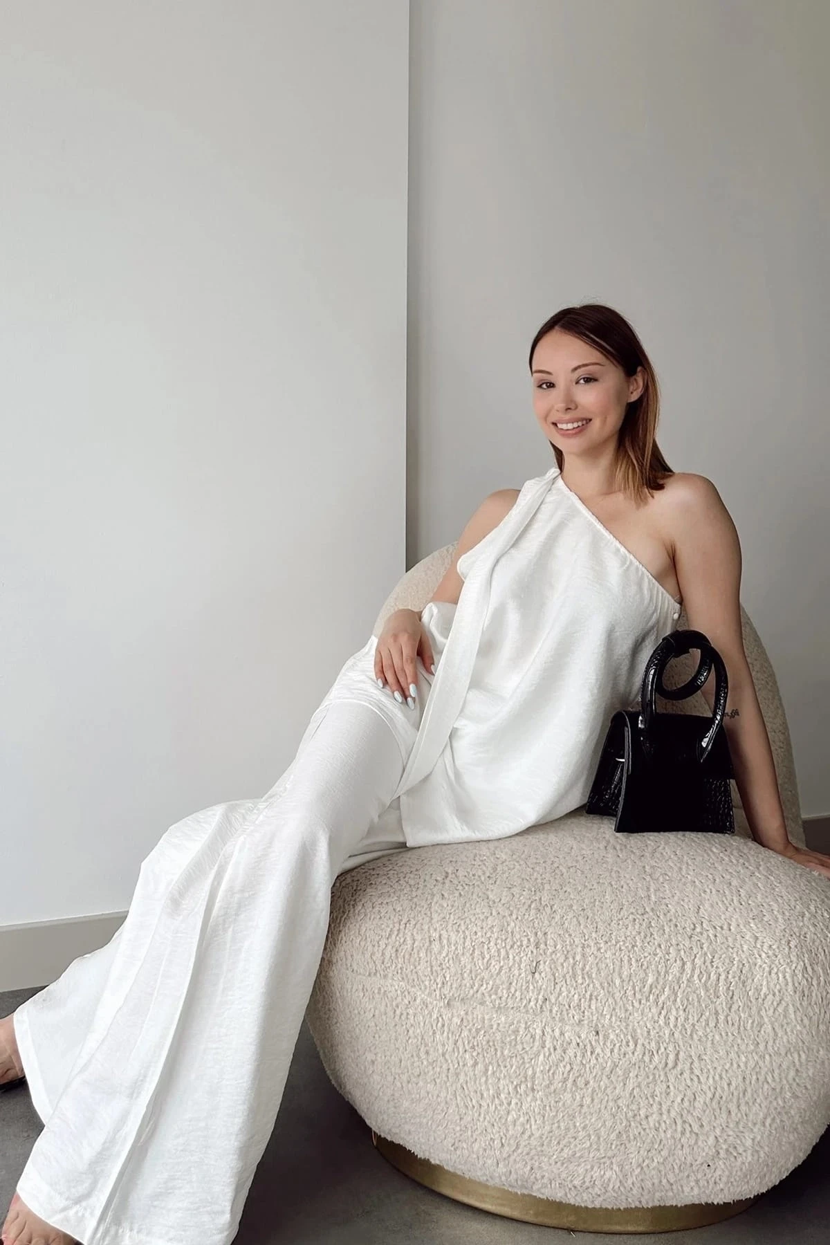 Kadın Beyaz Tek Omuz Detaylı Astarsız Bluz Pantolon Keten İkili Takım HZL24S-DSB120241