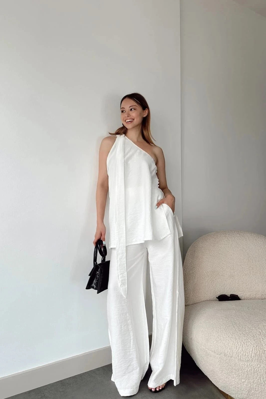 Kadın Beyaz Tek Omuz Detaylı Astarsız Bluz Pantolon Keten İkili Takım HZL24S-DSB120241