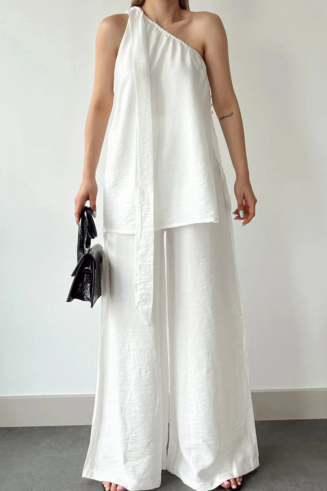 Kadın Beyaz Tek Omuz Detaylı Astarsız Bluz Pantolon Keten İkili Takım HZL24S-DSB120241