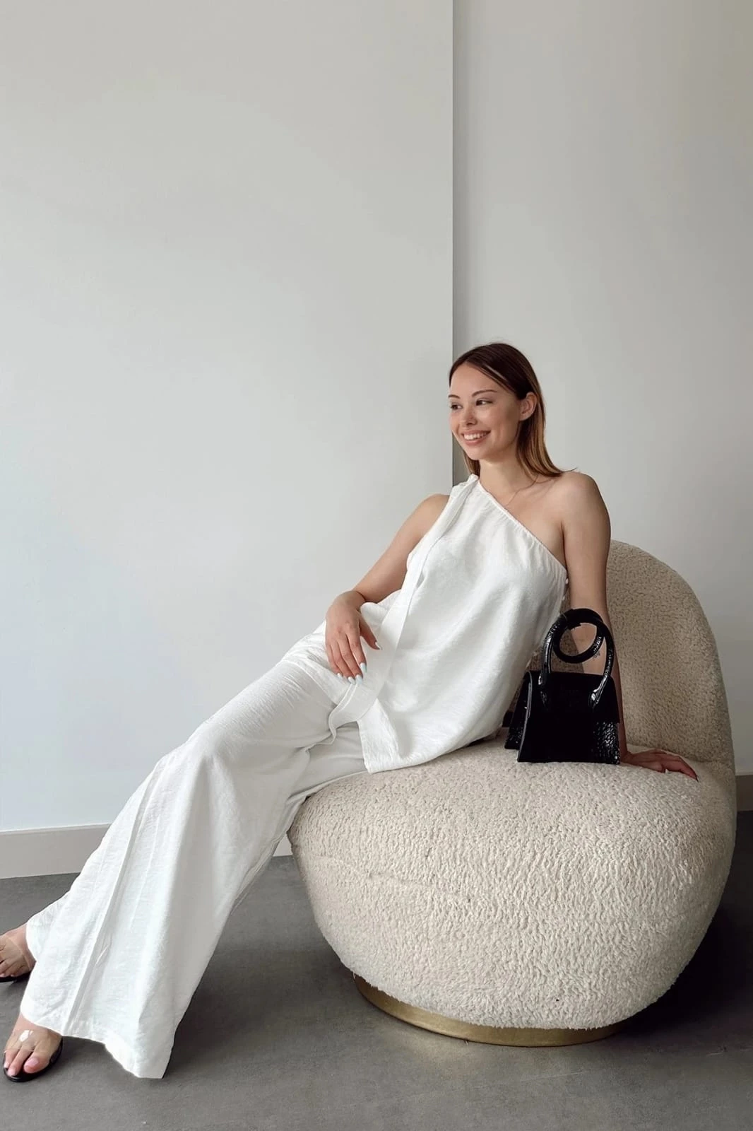 Kadın Beyaz Tek Omuz Detaylı Astarsız Bluz Pantolon Keten İkili Takım HZL24S-DSB120241