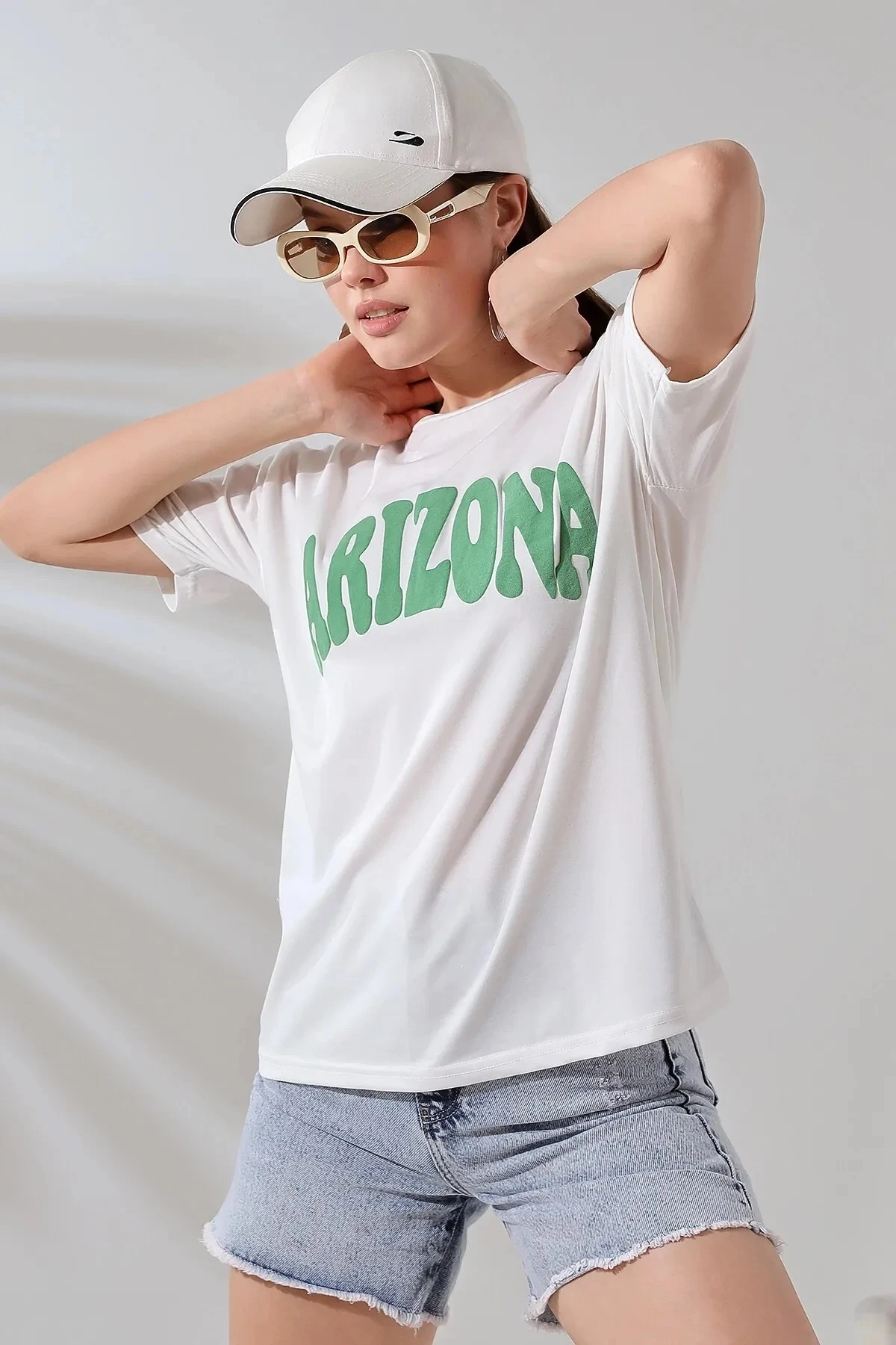 Kadın Beyaz Yeşil Arizona Baskılı Bisiklet Yaka T-Shirt HZL24S-DSB120261