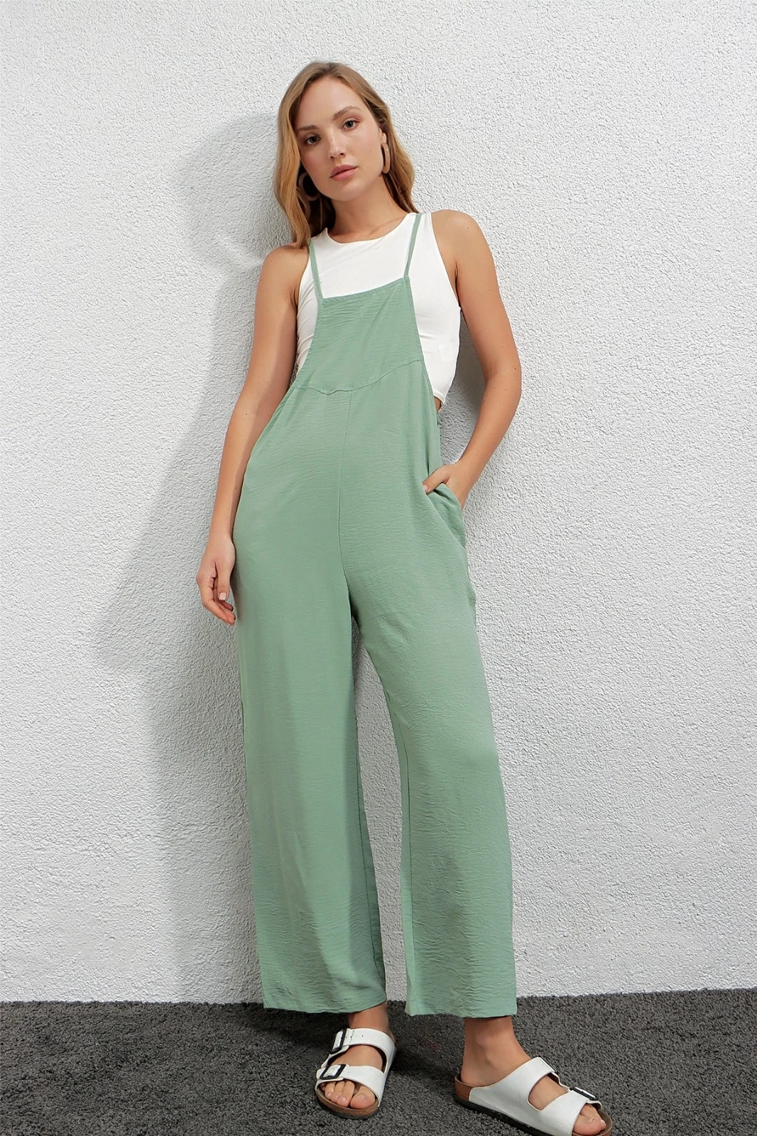 Kadın Çağla Yeşil Ayarlanabilir Askılı Cepli Bol Paça Bahçıvan Tulum HZL22S-BD170191