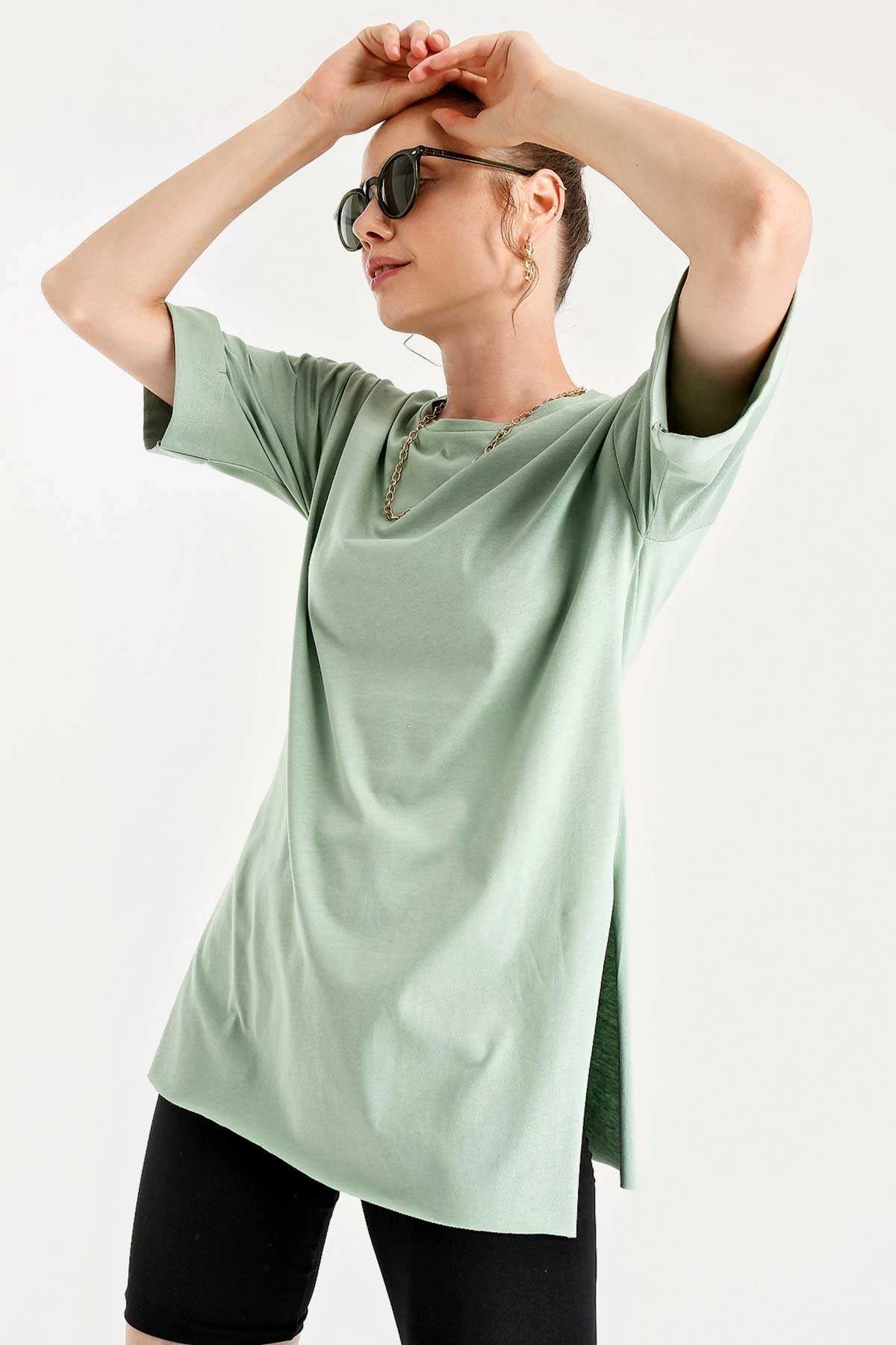 Kadın Çağla Yeşili Bisiklet Yaka Yandan Yırtmaçlı Kolu Katlı Oversize Örme T-Shirt HZL22S-BD143251