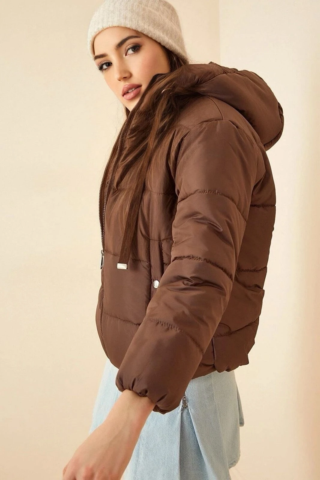 Kadın Çikolata Kapüşonlu Bel Büzgülü Şişme Mont HZL22W-BD151171