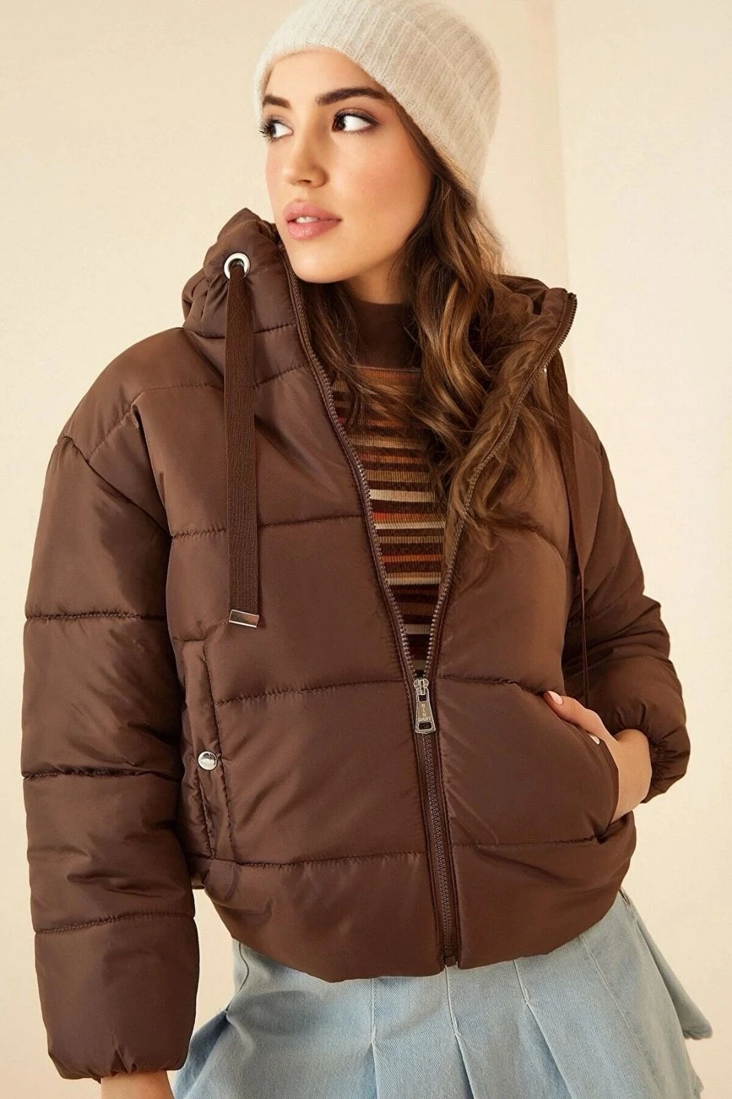 Kadın Çikolata Kapüşonlu Bel Büzgülü Şişme Mont HZL22W-BD151171