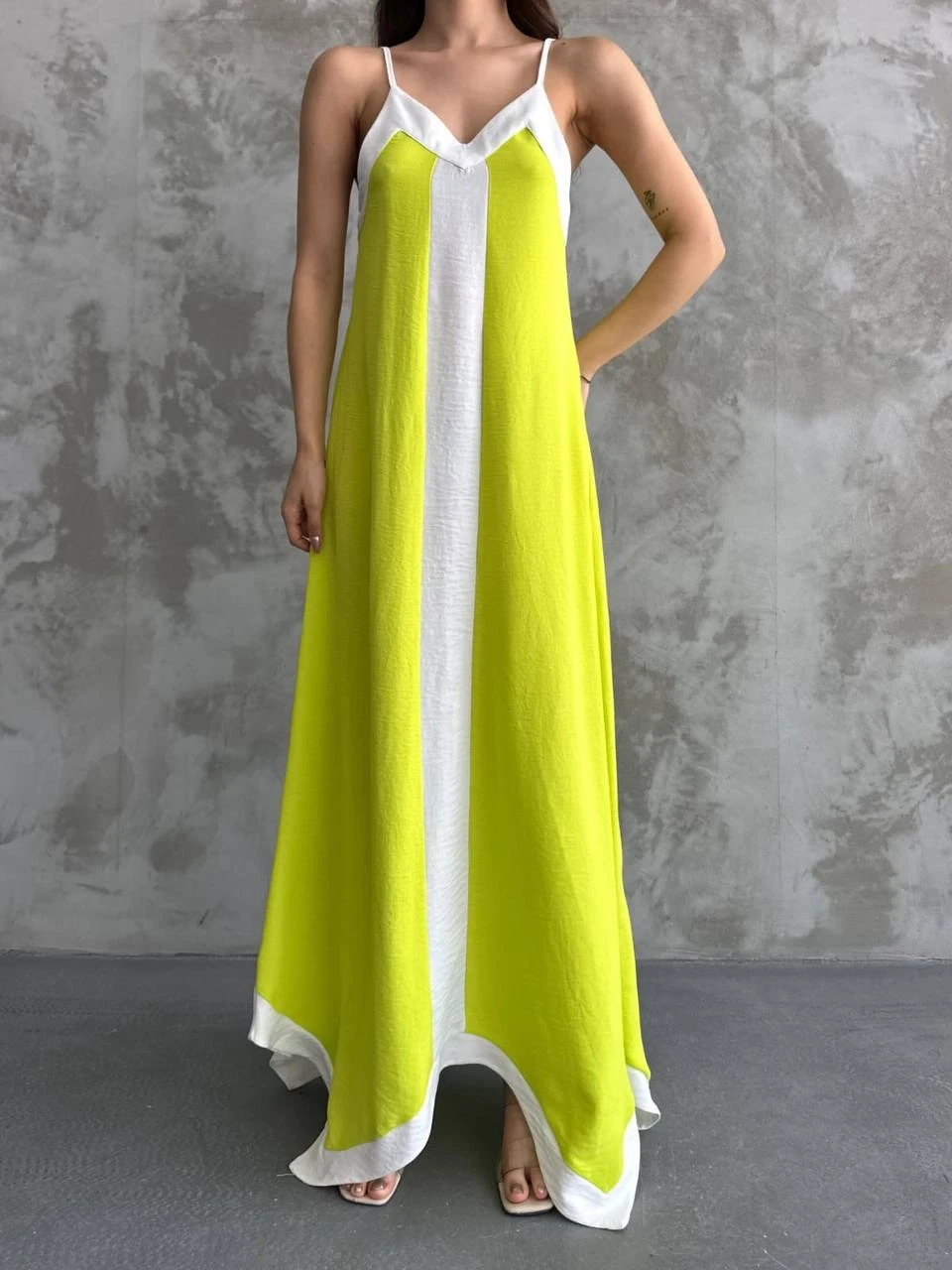 Kadın Fıstık Yeşili Beyaz Detaylı Asimetrik Kesim V Yaka İp Askılı Elbise HZL24S-MJ113041