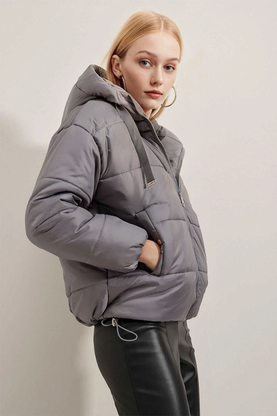 Kadın Füme Kapüşonlu Bel Büzgülü Şişme Mont HZL22W-BD151171