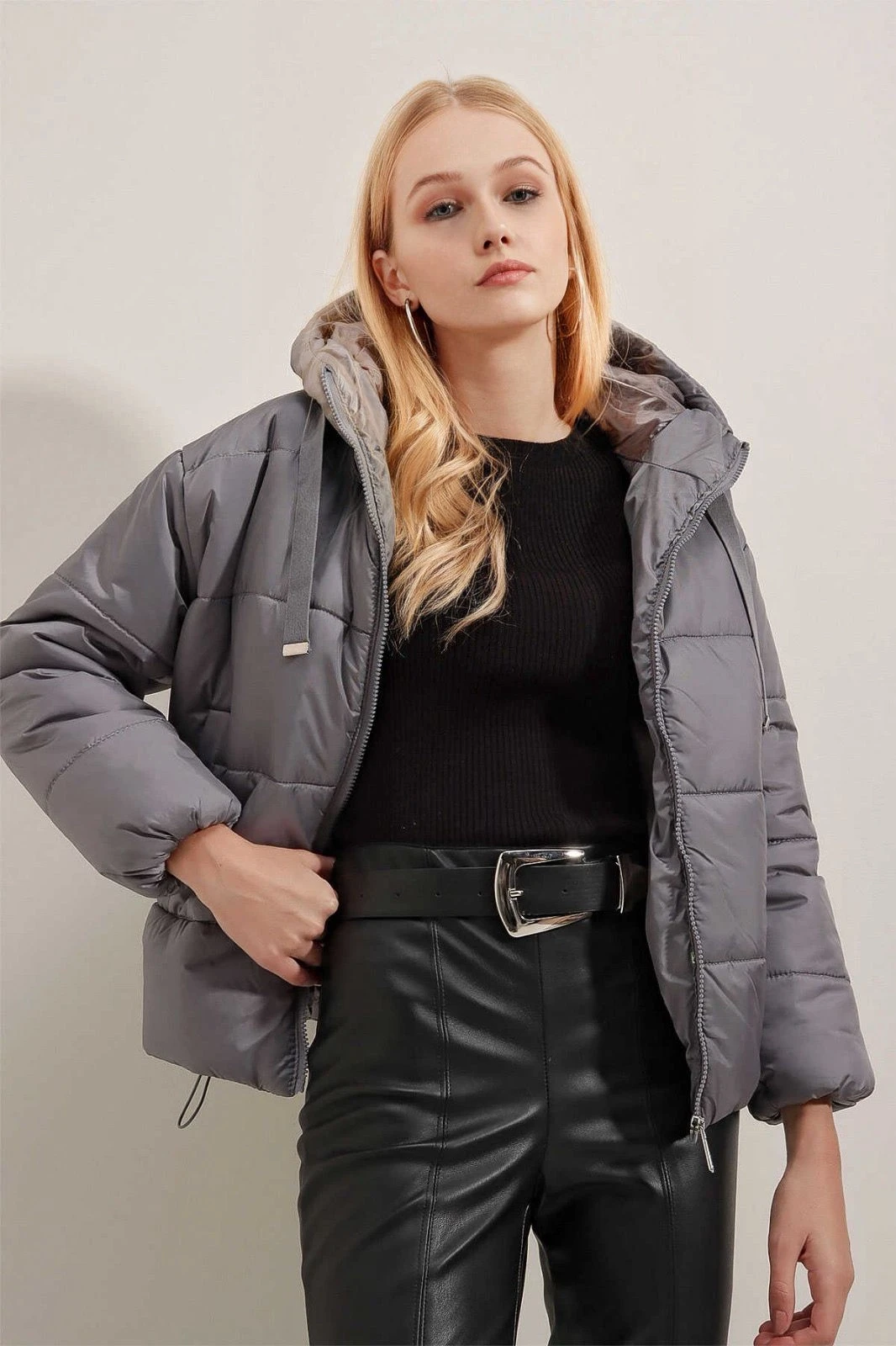 Kadın Füme Kapüşonlu Bel Büzgülü Şişme Mont HZL22W-BD151171