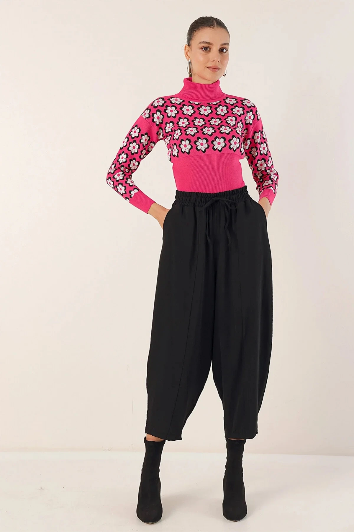 Kadın Fuşya Çiçek Desenli Boğazlı Crop Kazak HZL24W-BD1101381