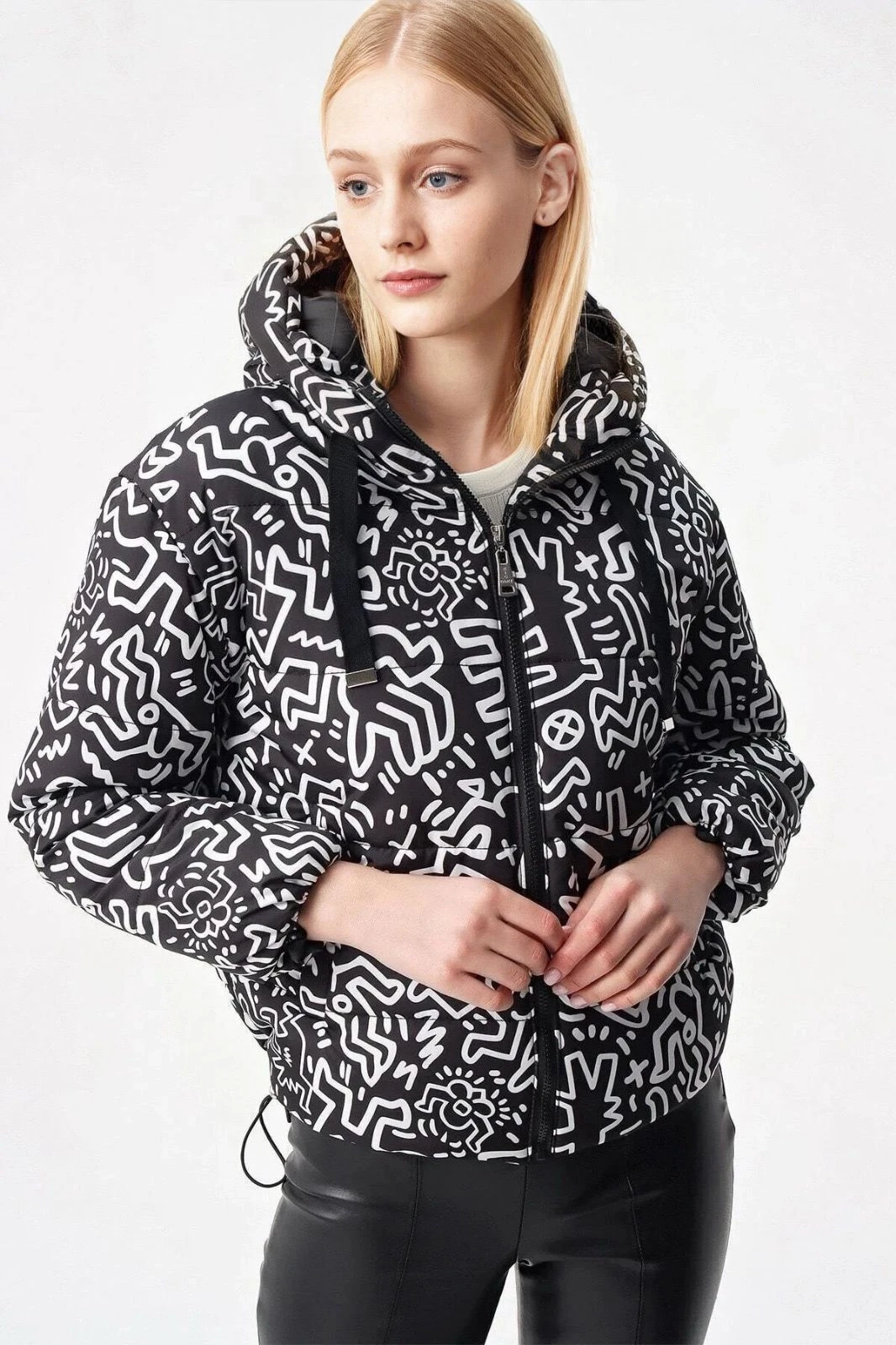 Kadın Grafiti Desen Kapüşonlu Bel Büzgülü Şişme Mont HZL22W-BD151171