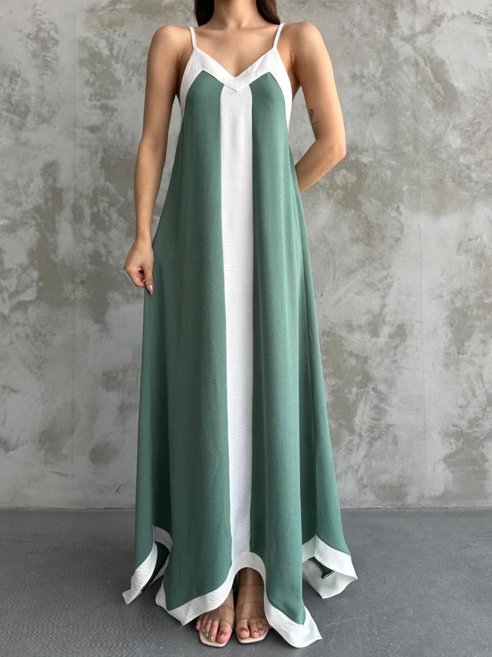 Kadın Haki Beyaz Detaylı Asimetrik Kesim V Yaka Ayarlanabilir İp Askılı Elbise HZL24S-MJ113041