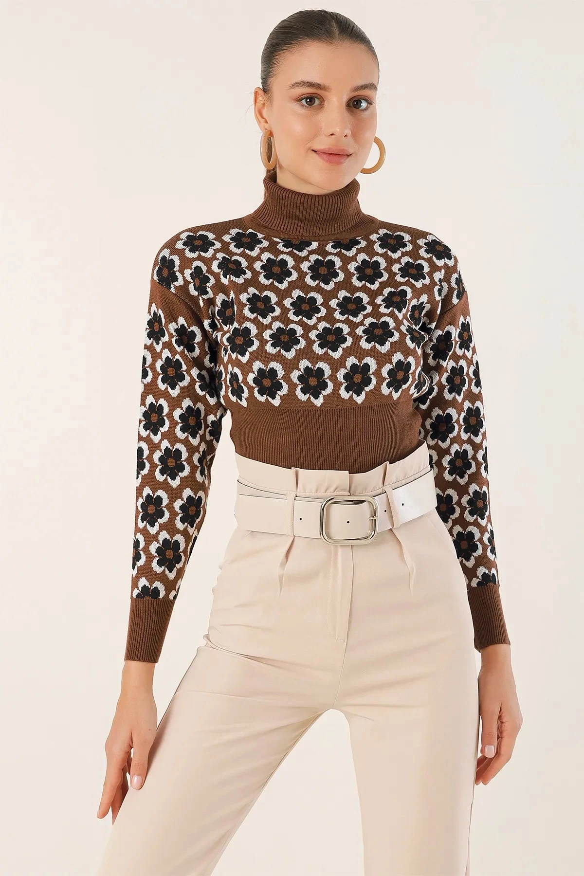 Kadın Kahverengi Çiçek Desenli Boğazlı Crop Kazak HZL24W-BD1101381