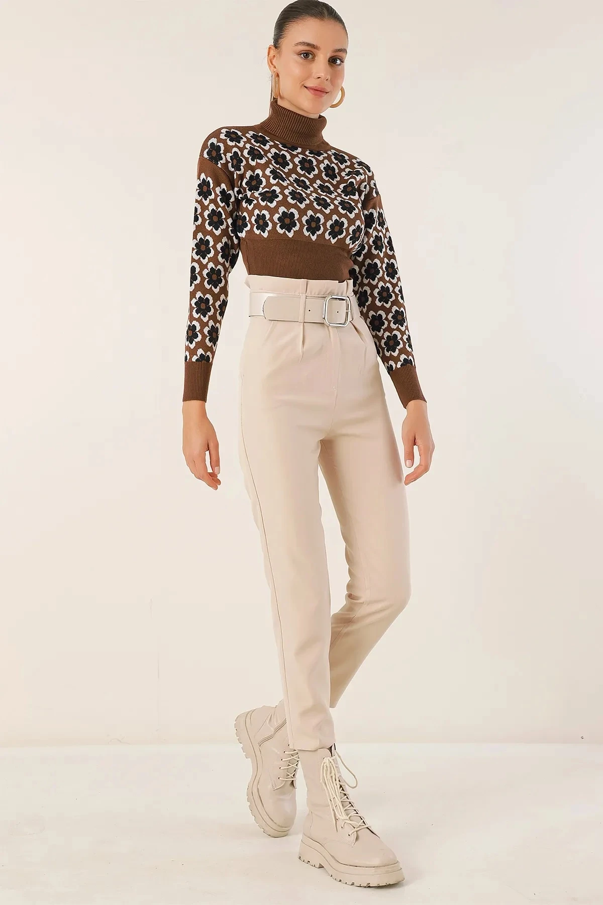 Kadın Kahverengi Çiçek Desenli Boğazlı Crop Kazak HZL24W-BD1101381