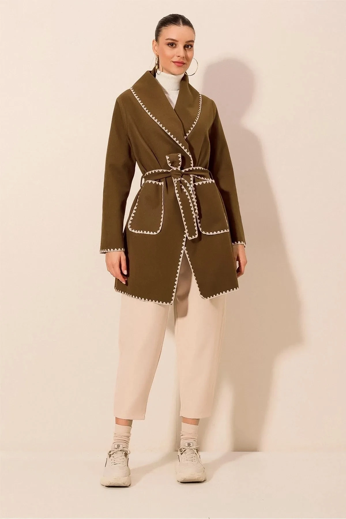 Kadın Kahverengi Nakış Detaylı Beli Kuşaklı Düğmesiz Astarsız Kaşe Kaban  HZL24W-BD191301