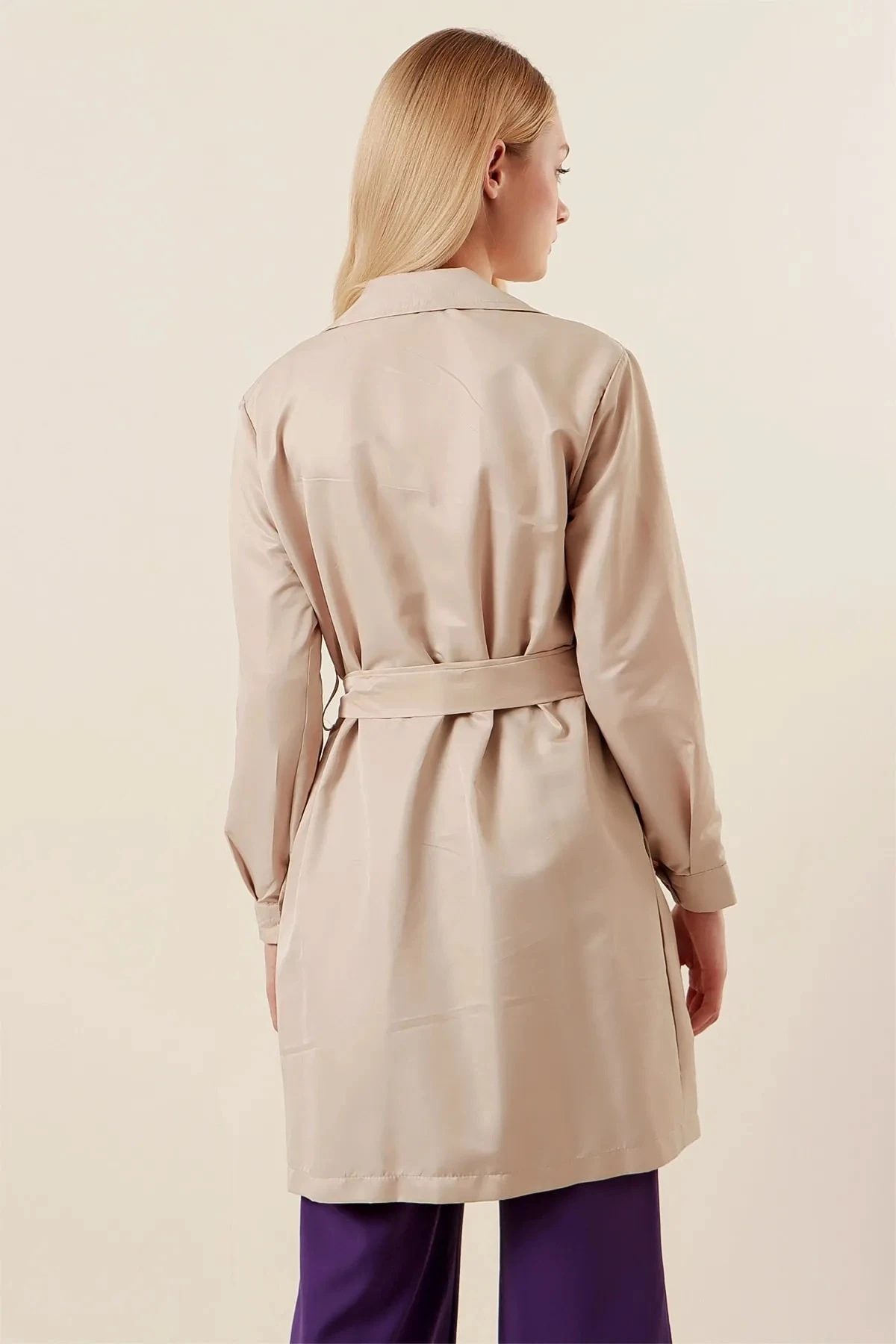 Kadın Krem Kruvaze Yaka Kemerli Astarsız Mevsimlik Rahat Kısa Trençkot Hzl23S-BD158641