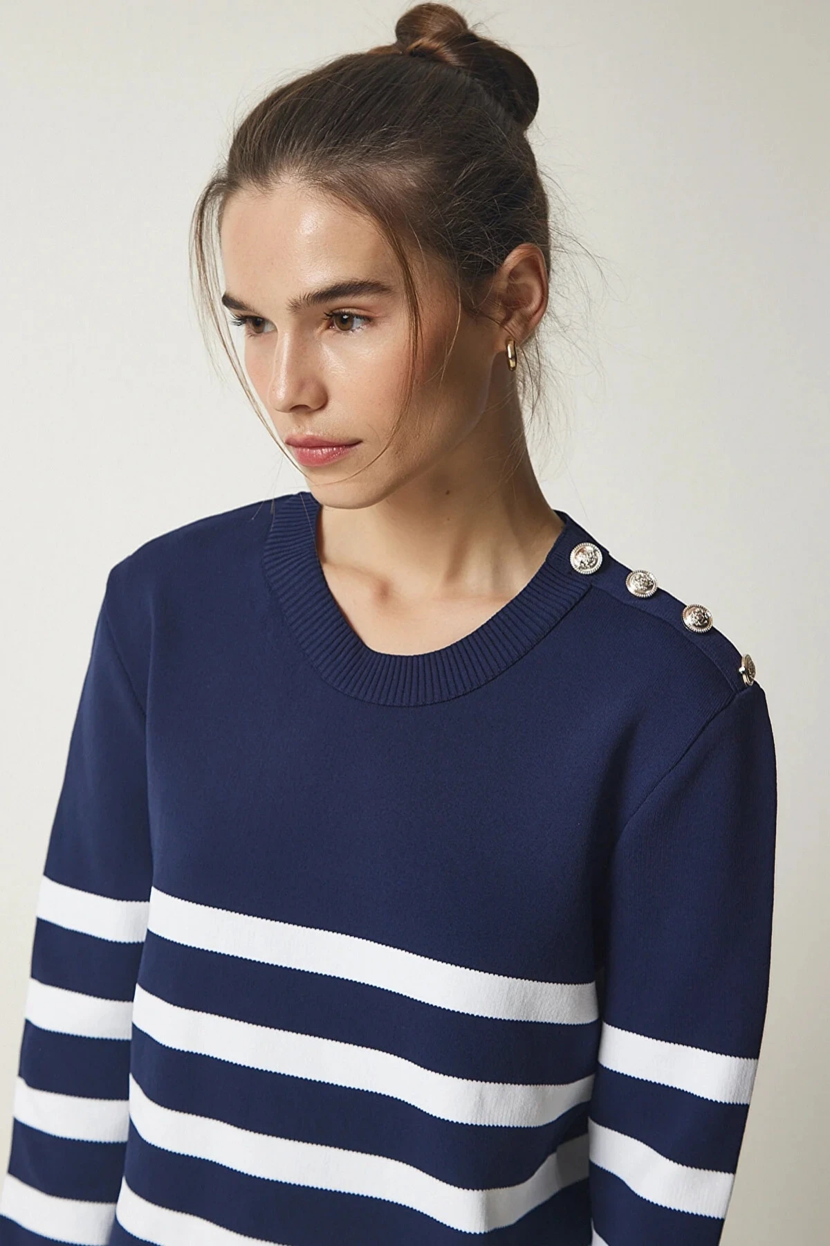 Kadın Lacivert Beyaz Çizgili Omuzdan Düğme Detaylı Bisiklet Yaka Kazak HZL24W-BD1102081