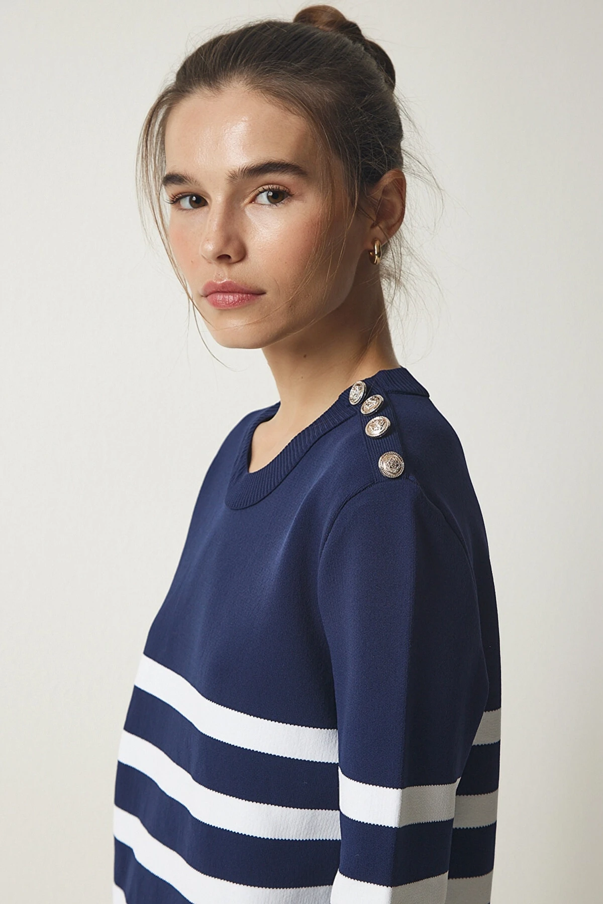 Kadın Lacivert Beyaz Çizgili Omuzdan Düğme Detaylı Bisiklet Yaka Kazak HZL24W-BD1102081