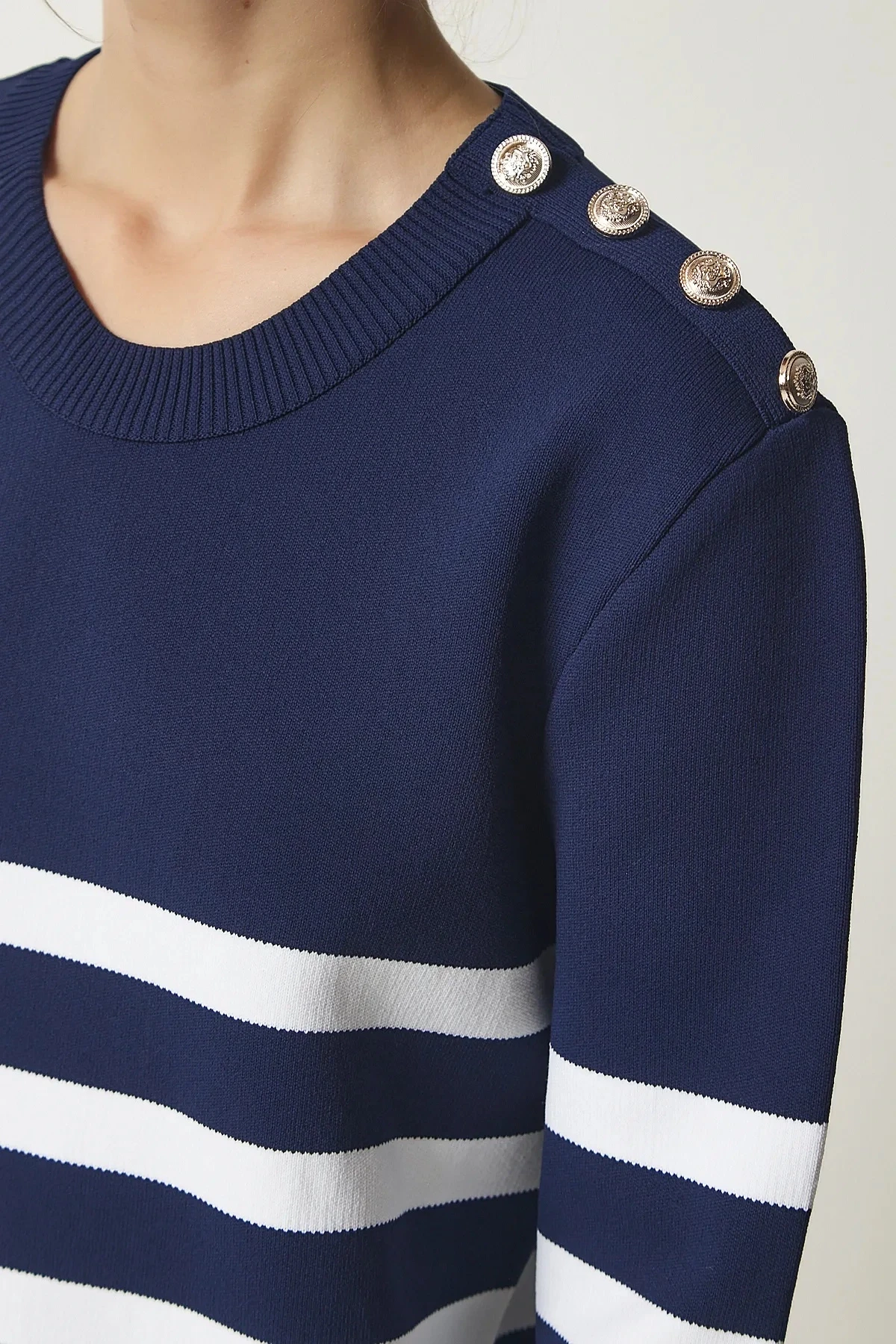 Kadın Lacivert Beyaz Çizgili Omuzdan Düğme Detaylı Bisiklet Yaka Kazak HZL24W-BD1102081