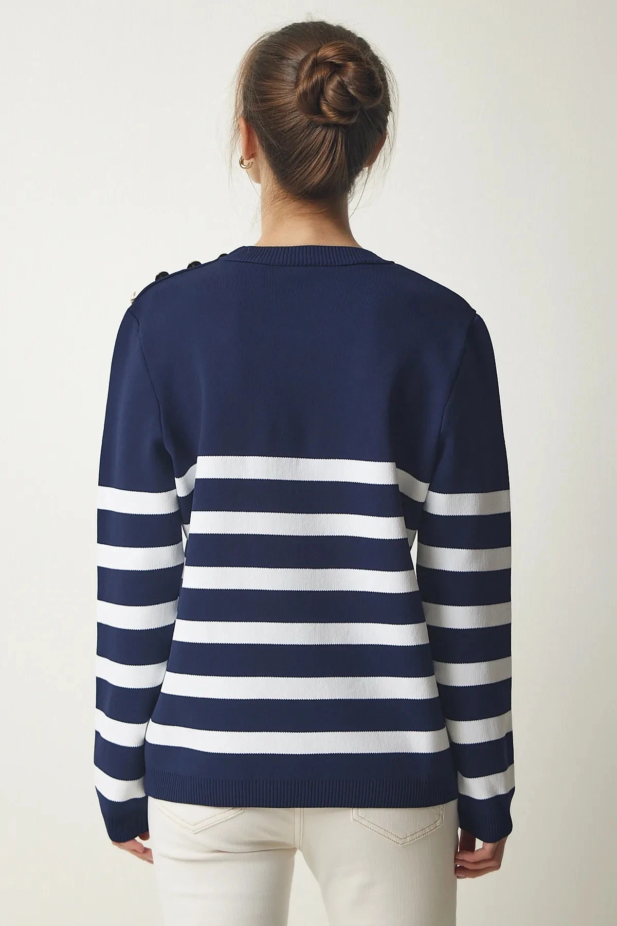 Kadın Lacivert Beyaz Çizgili Omuzdan Düğme Detaylı Bisiklet Yaka Kazak HZL24W-BD1102081