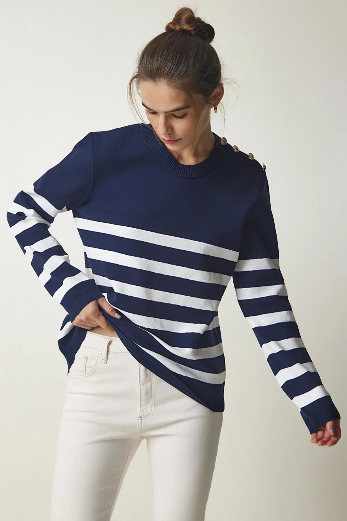 Kadın Lacivert Beyaz Çizgili Omuzdan Düğme Detaylı Bisiklet Yaka Kazak HZL24W-BD1102081