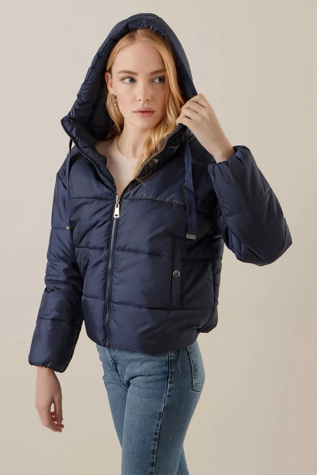 Kadın Lacivert Kapüşonlu Bel Büzgülü Şişme Mont HZL22W-BD151171