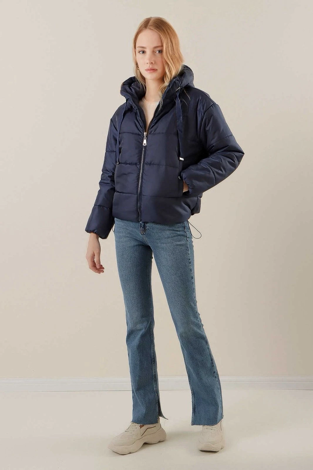 Kadın Lacivert Kapüşonlu Bel Büzgülü Şişme Mont HZL22W-BD151171