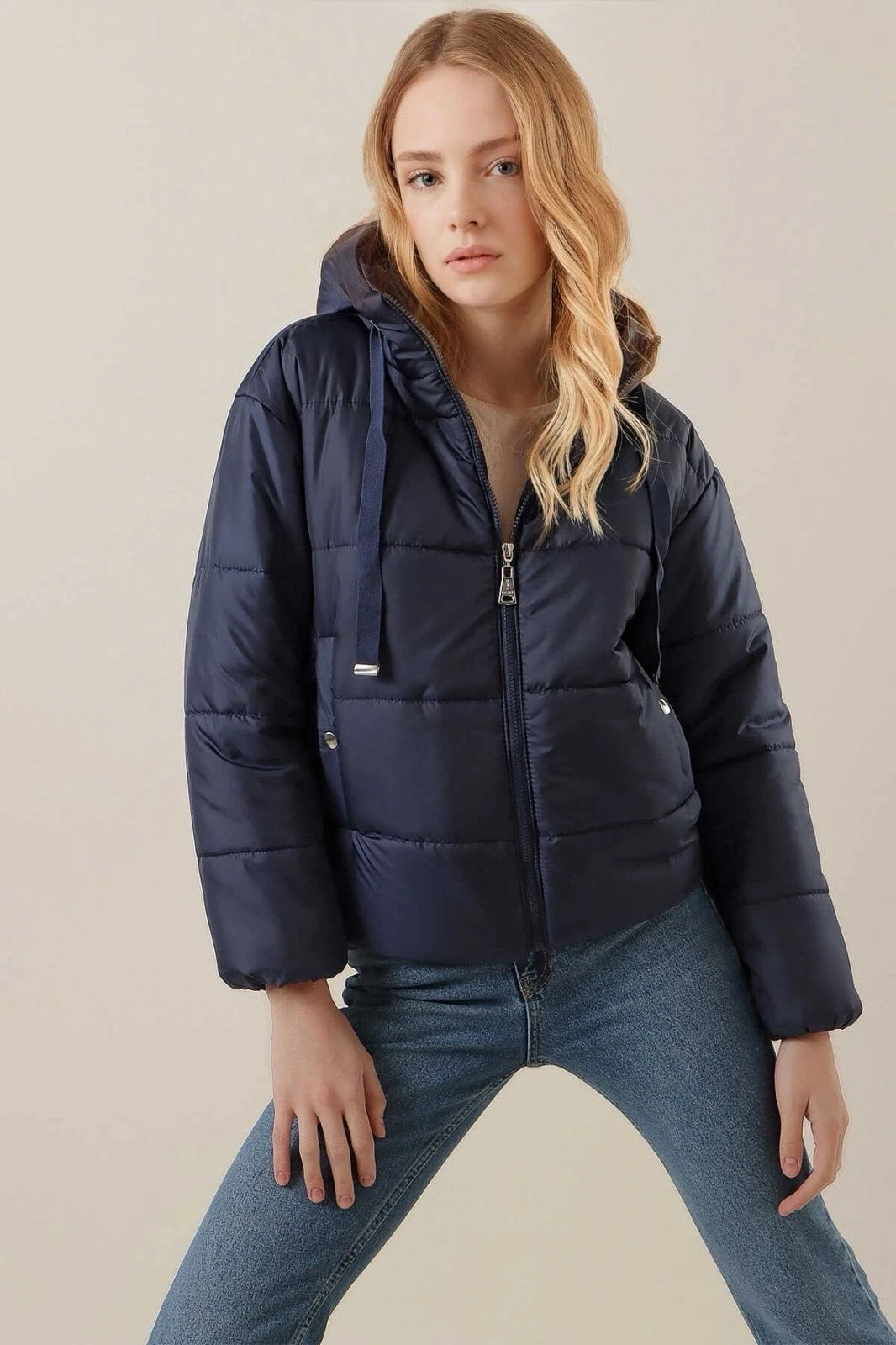 Kadın Lacivert Kapüşonlu Bel Büzgülü Şişme Mont HZL22W-BD151171