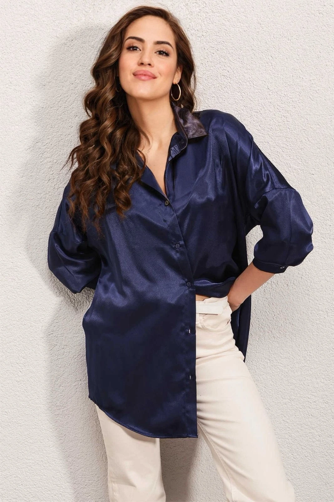 Kadın Lacivert Oversize Dökümlü Saten Yüzeyli Gömlek HZL23S-BD139851