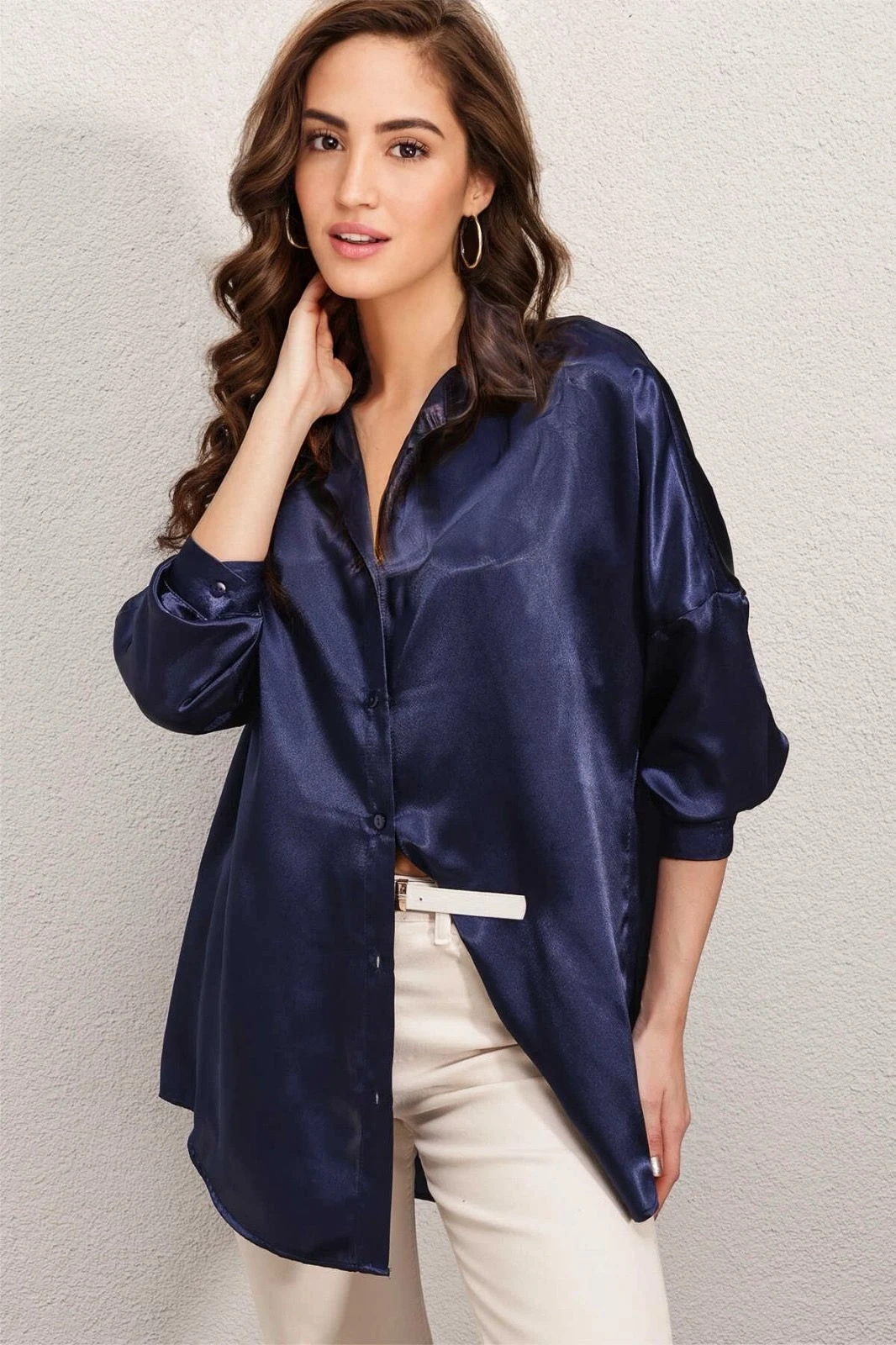 Kadın Lacivert Oversize Dökümlü Saten Yüzeyli Gömlek HZL23S-BD139851