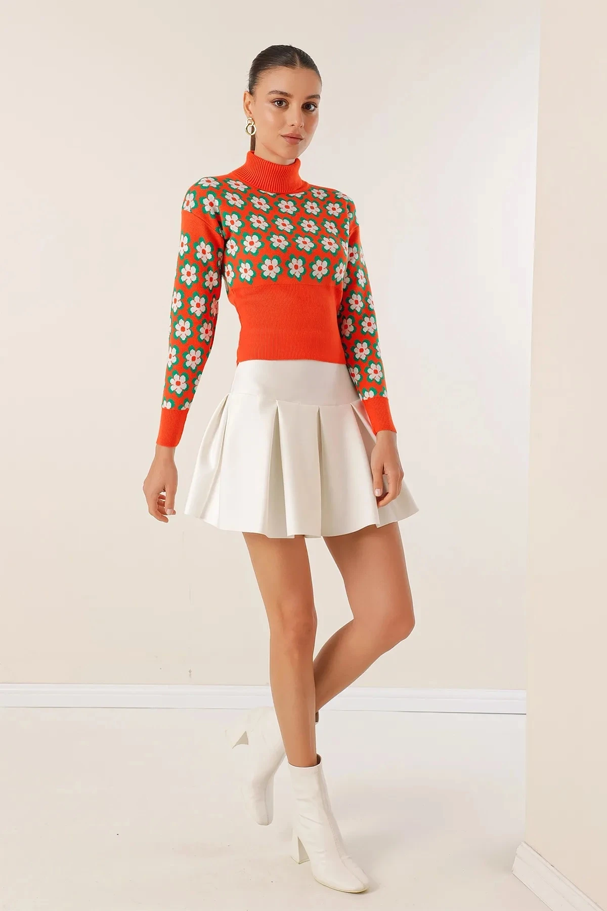 Kadın Oranj Çiçek Desenli Boğazlı Crop Kazak HZL24W-BD1101381